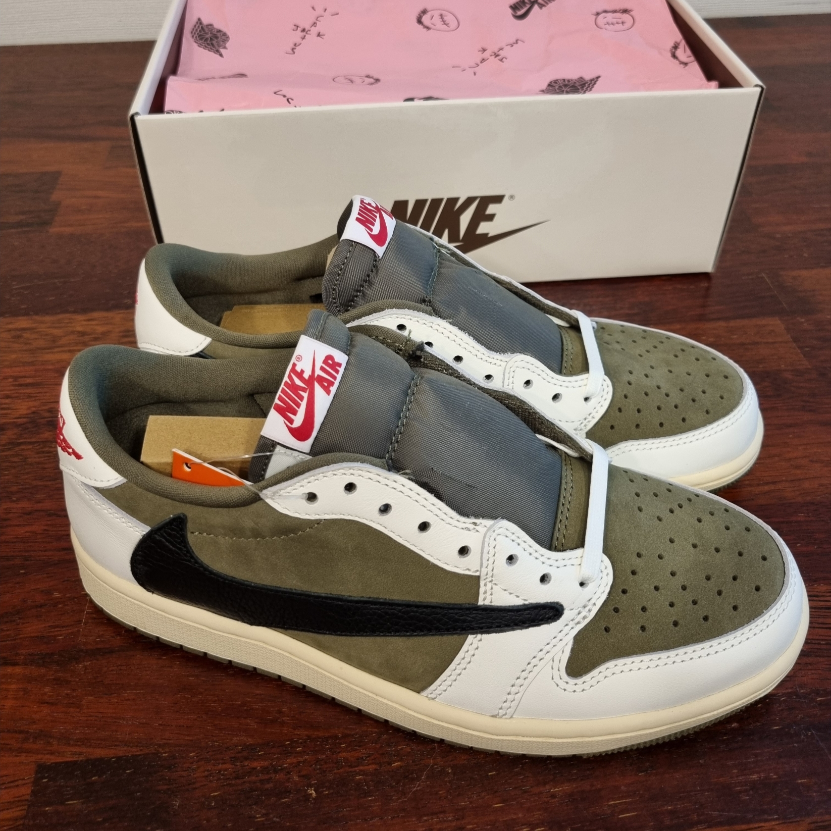 Jordan 1 x Travis Scott Retro Low OG SP Reverse Olive 착용 스타일 - 3