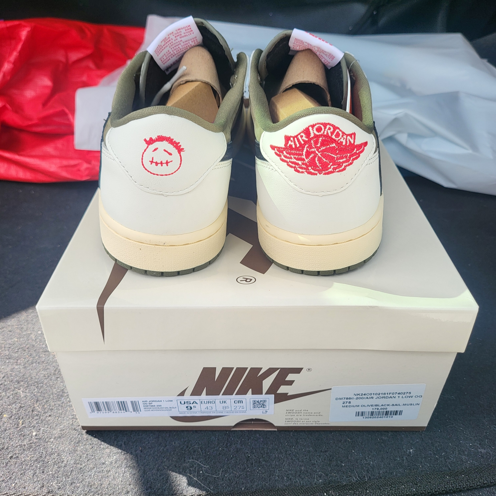 Jordan 1 x Travis Scott Retro Low OG SP Reverse Olive 착용 스타일 - 5