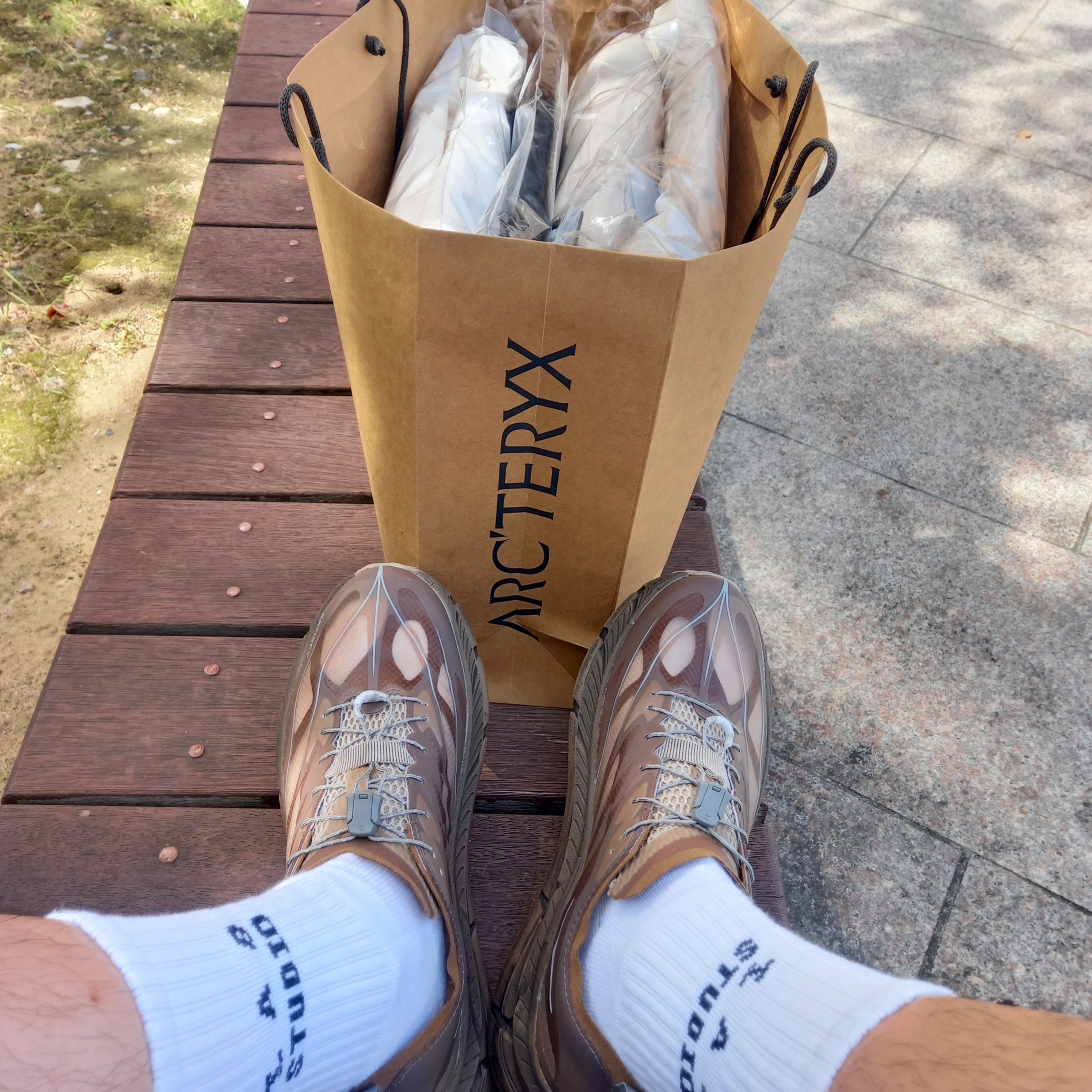 IAB Studio Socks Pack White Black, Hoka x Satisfy Mafate Speed 4 Lite Rubber 착용 스타일 - 1