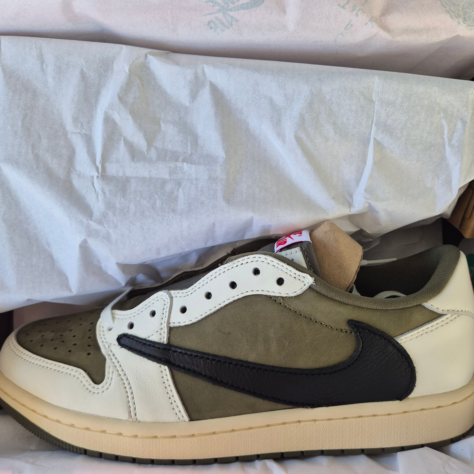 Jordan 1 x Travis Scott Retro Low OG SP Reverse Olive 착용 스타일