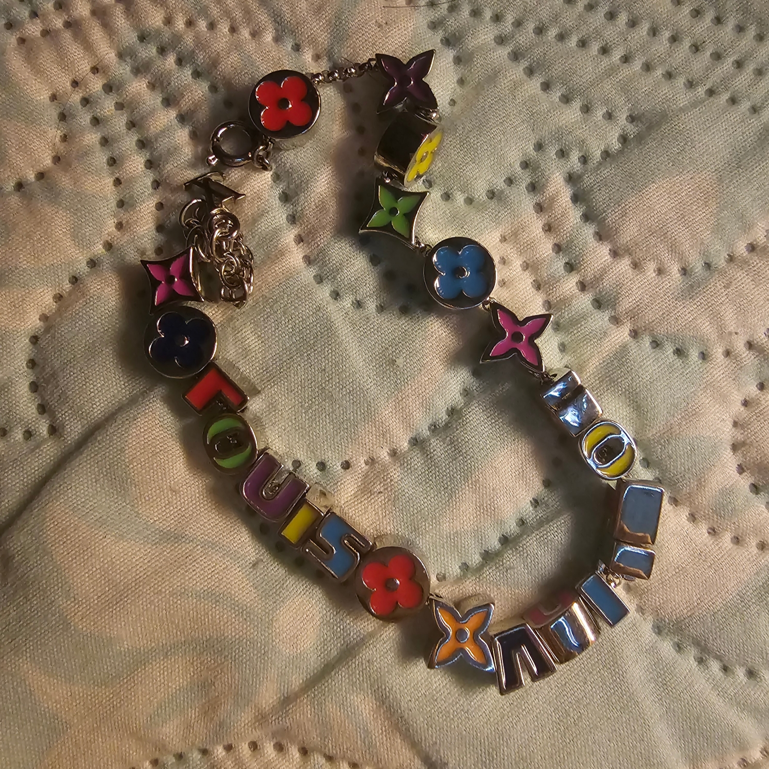 Louis Vuitton Monogram Party Bracelet Rainbow 착용 스타일