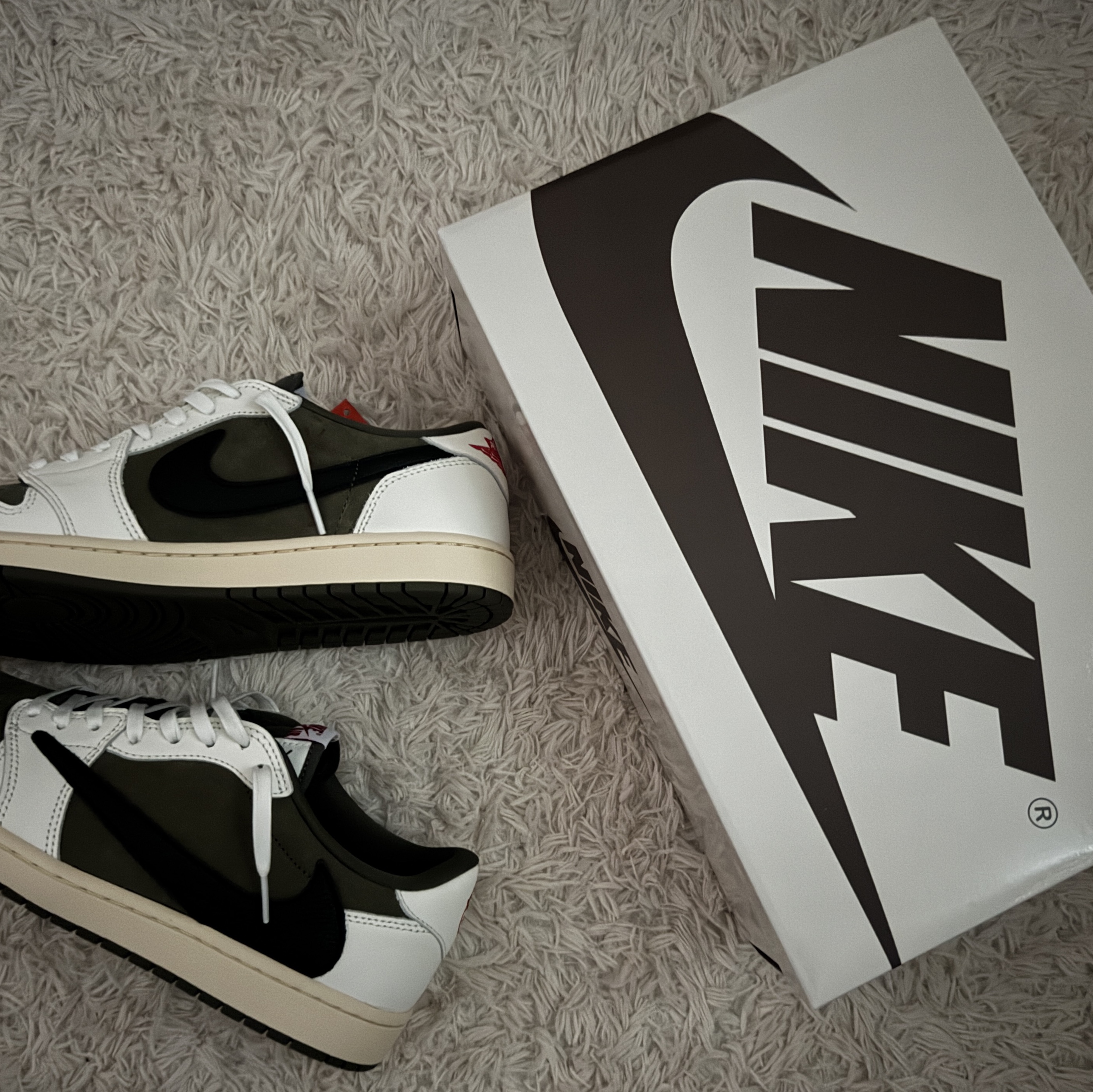Jordan 1 x Travis Scott Retro Low OG SP Reverse Olive 착용 스타일
