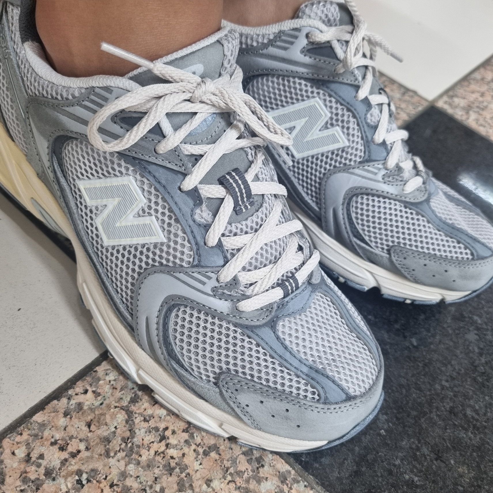 New Balance 530 Premium Vintage Grey Matter 착용 스타일
