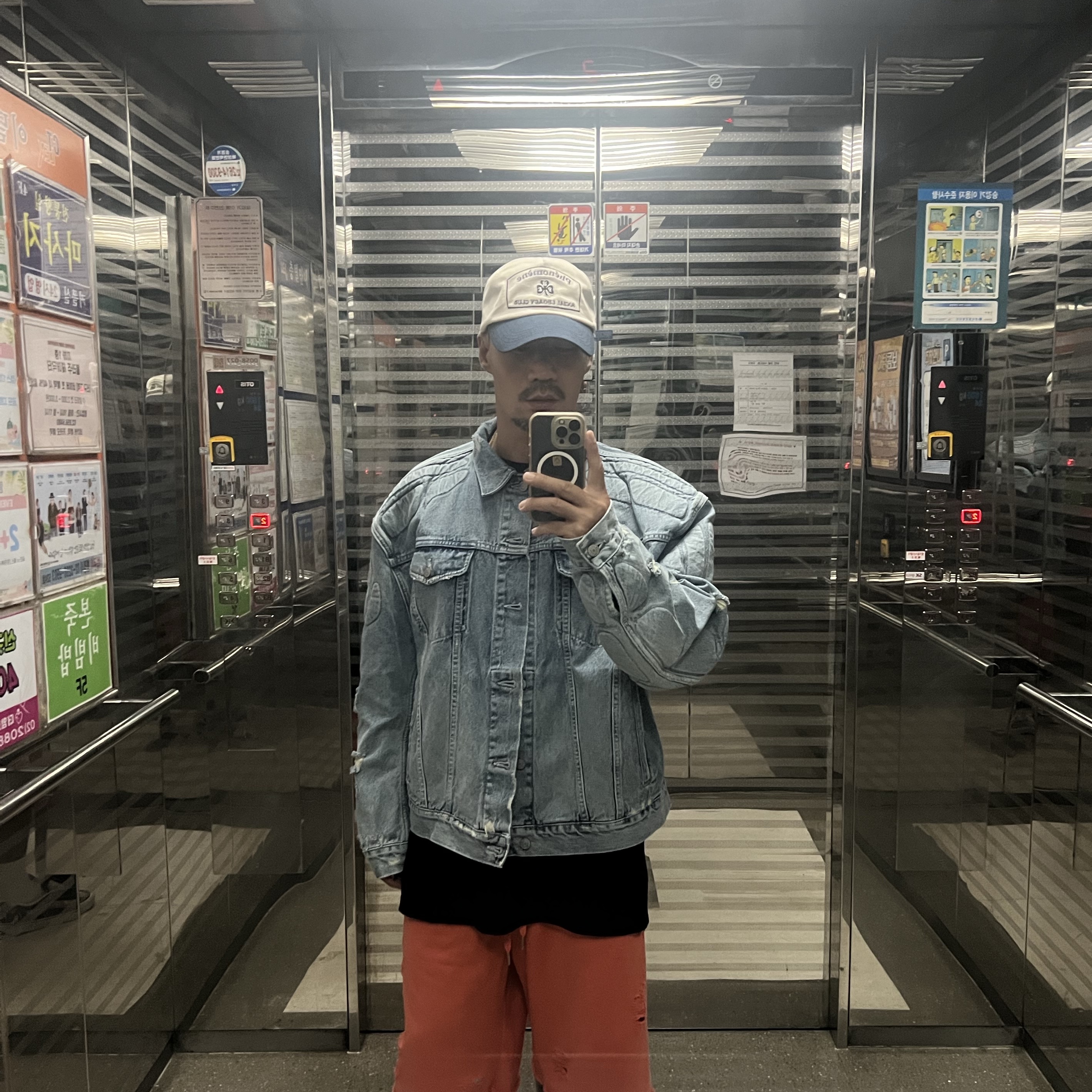 Yeezy Gap Engineered By Balenciaga Padded Denim Jacket Blue 착용 스타일 - 2