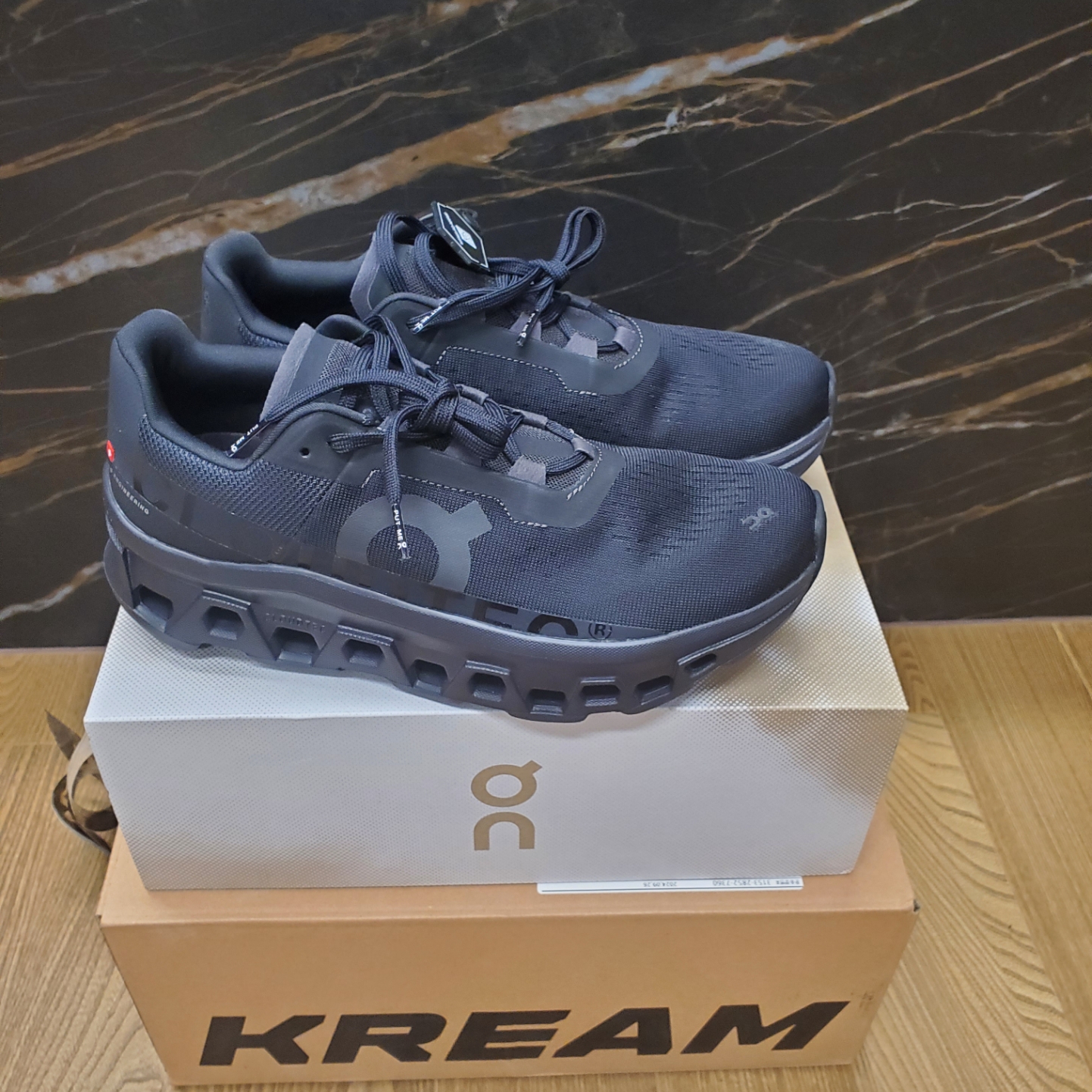 On Running Cloudmonster All Black 착용 스타일 - 2