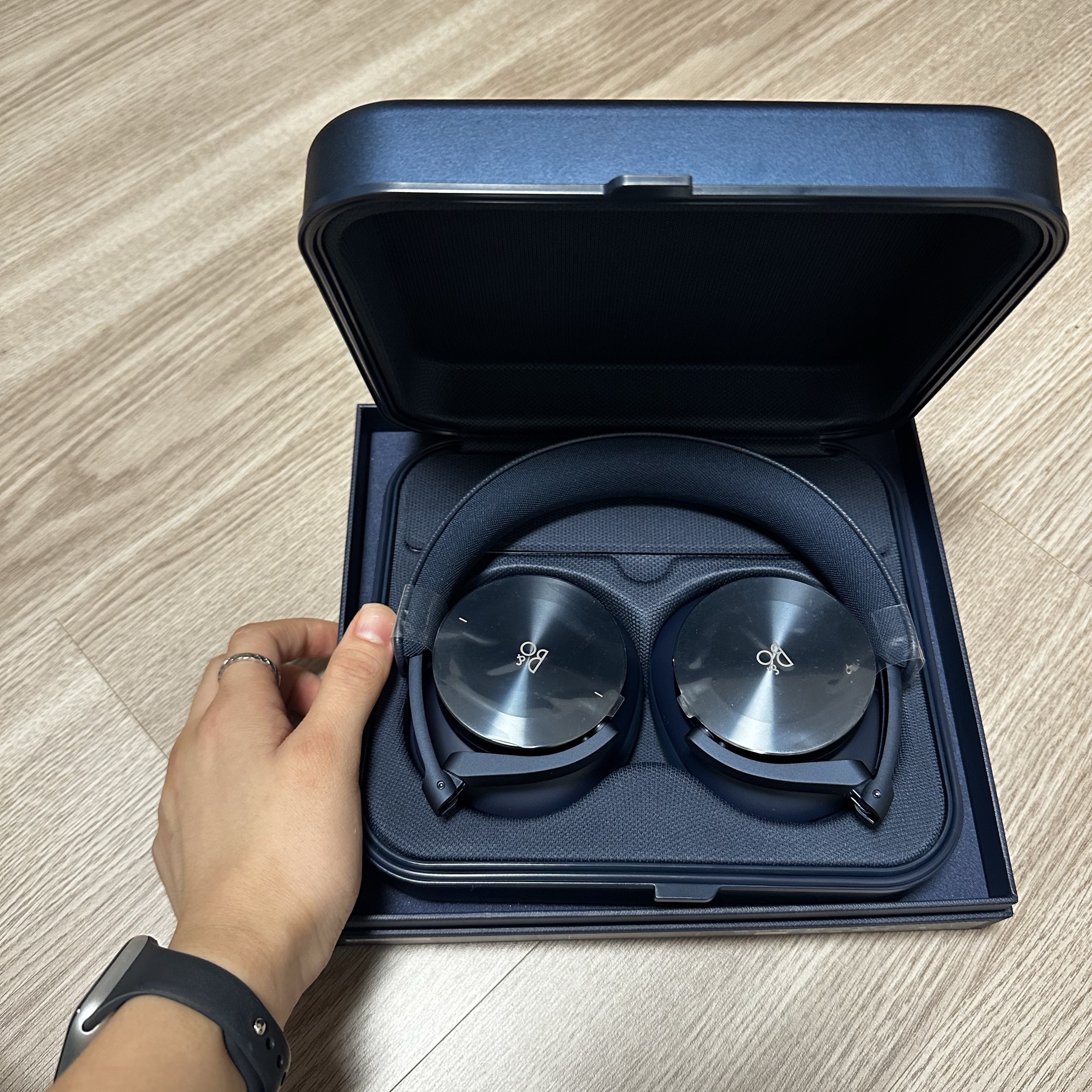 Bang & Olufsen Beoplay H95 Navy 착용 스타일 - 1