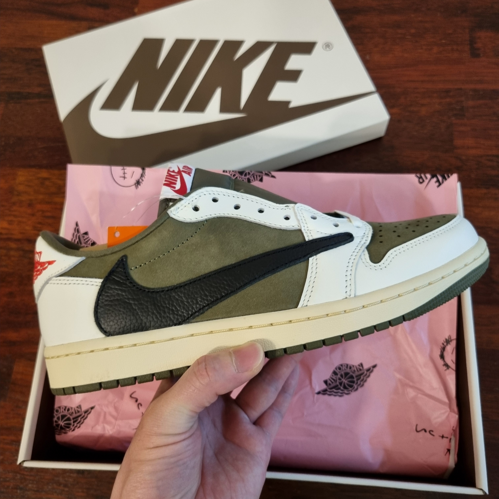 Jordan 1 x Travis Scott Retro Low OG SP Reverse Olive 착용 스타일 - 1