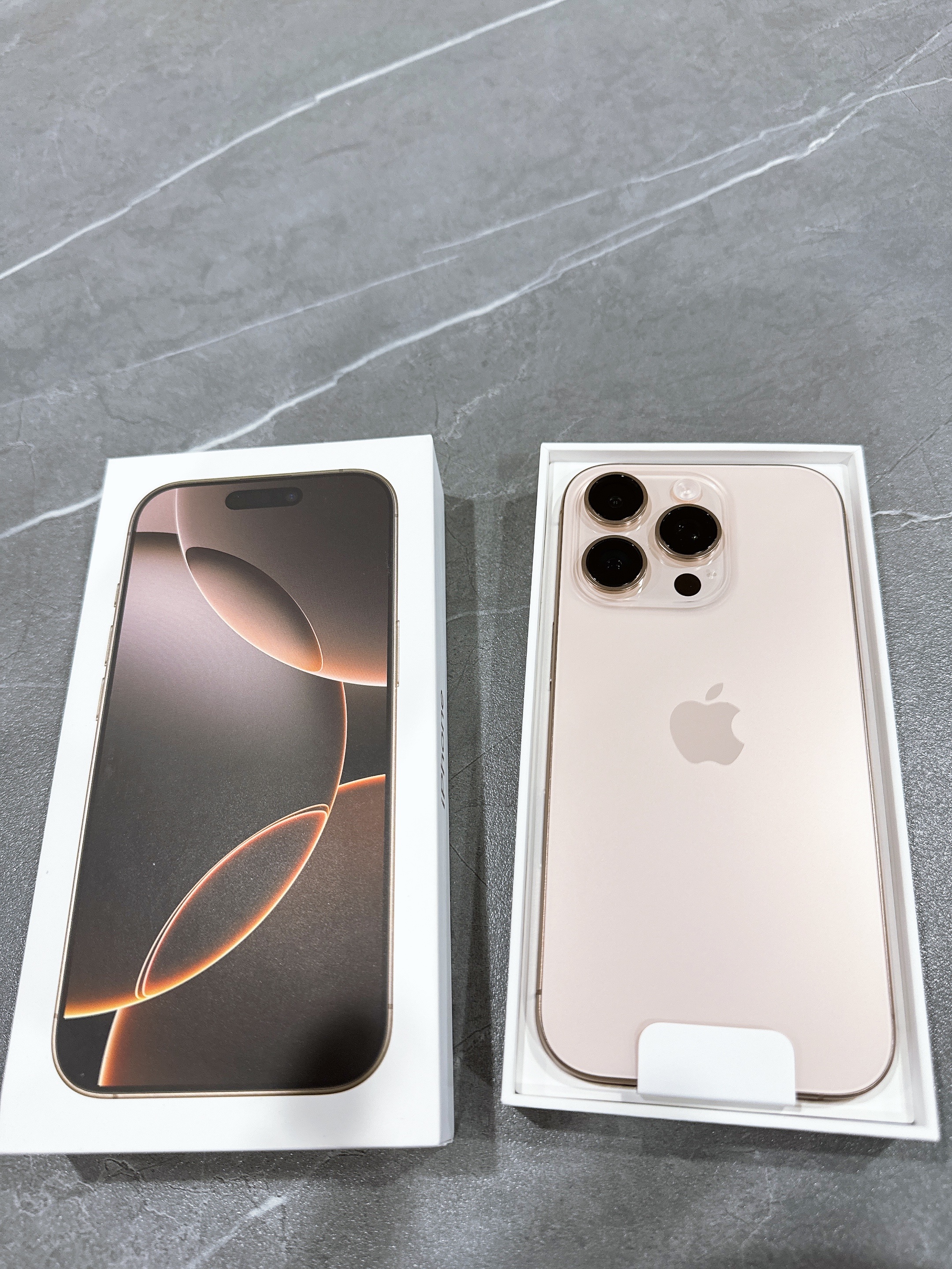 Apple iPhone 16 Pro 256GB Desert Titanium (Korean Ver.) 착용 스타일