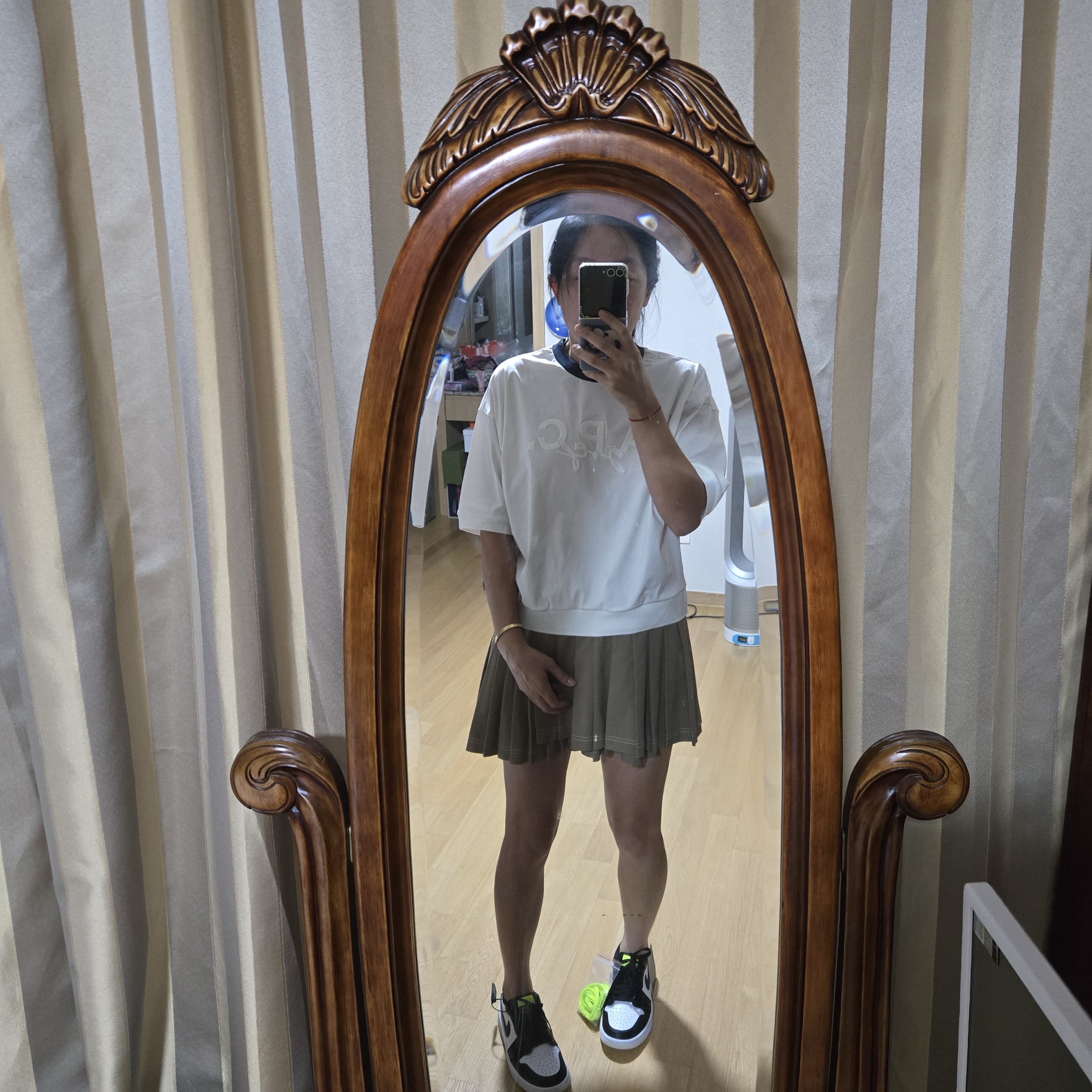 Jordan 1 Low Golf Black White and Volt 착용 스타일 - 2