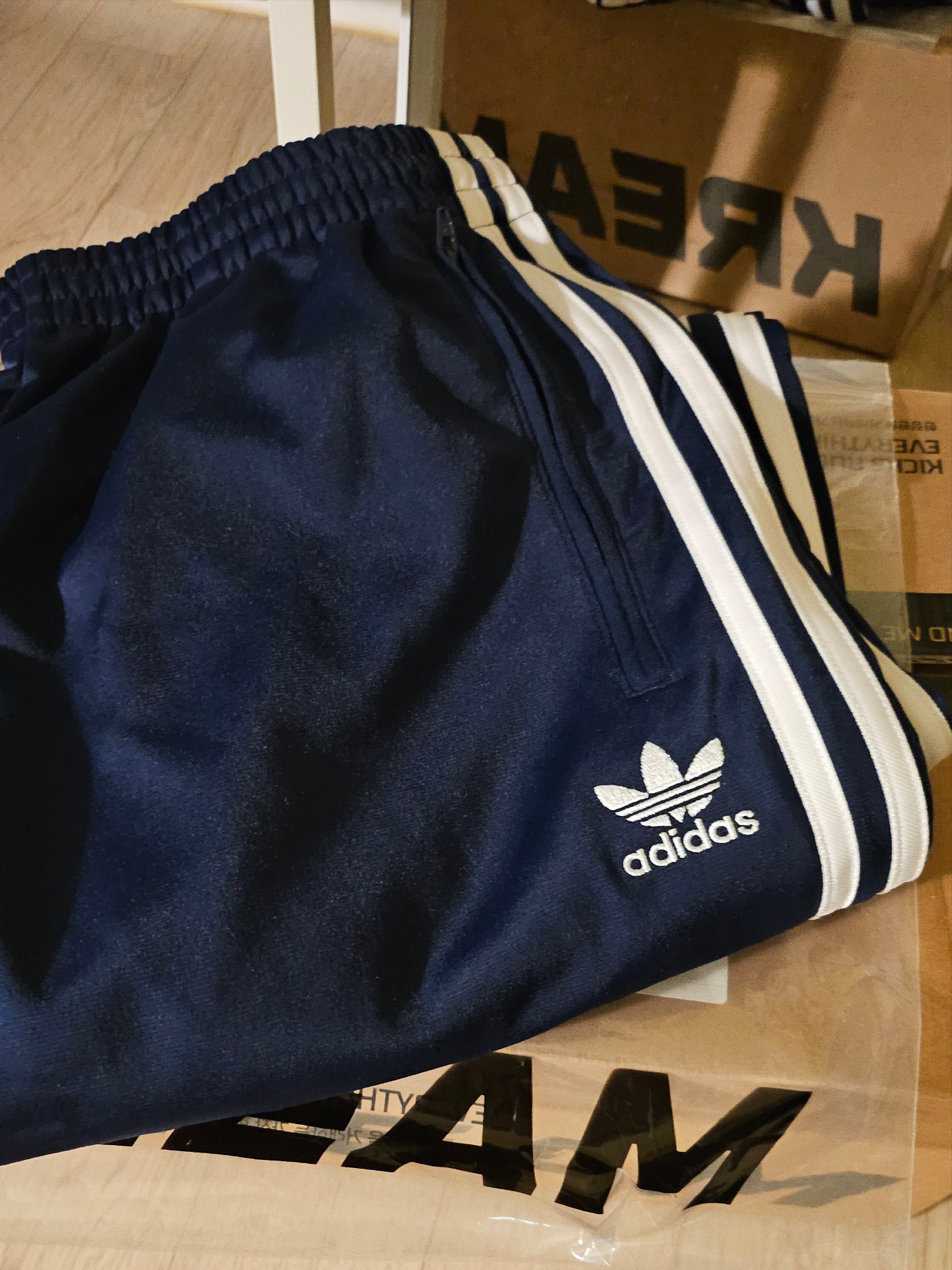 Adidas Adicolor Classics Firebird Track Pants Night Indigo - US Sizing, Adidas Spezial Handball Light Blue 착용 스타일 - 2