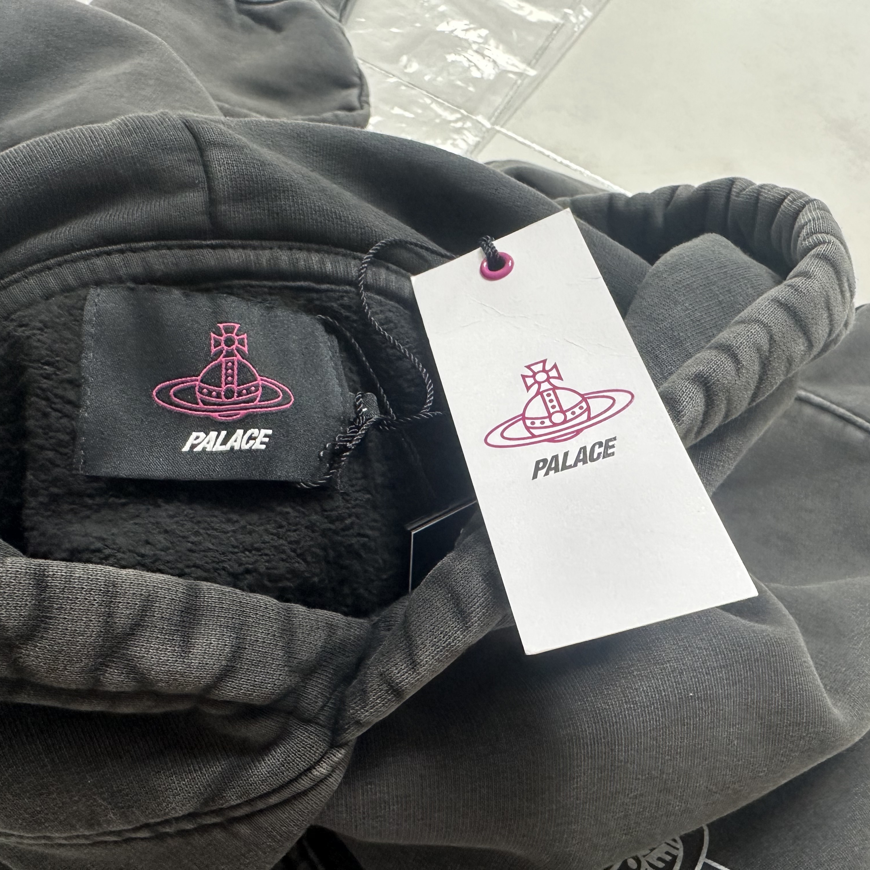 Palace x Vivienne Westwood Hood Black - 24FW 착용 스타일 - 5
