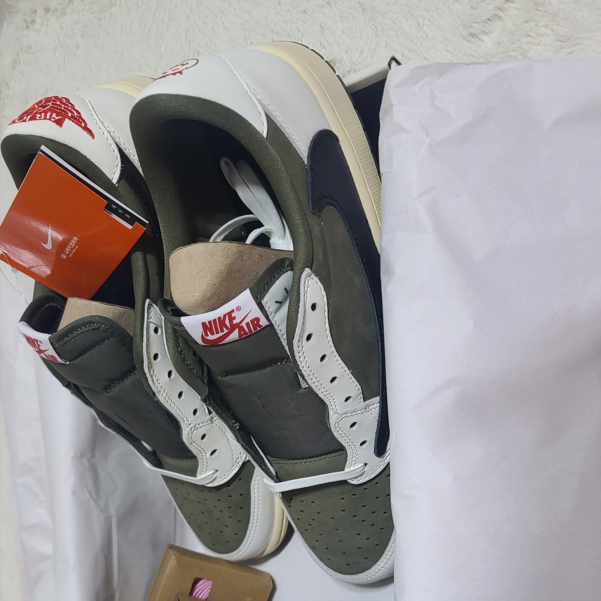 Jordan 1 x Travis Scott Retro Low OG SP Reverse Olive 착용 스타일 - 1
