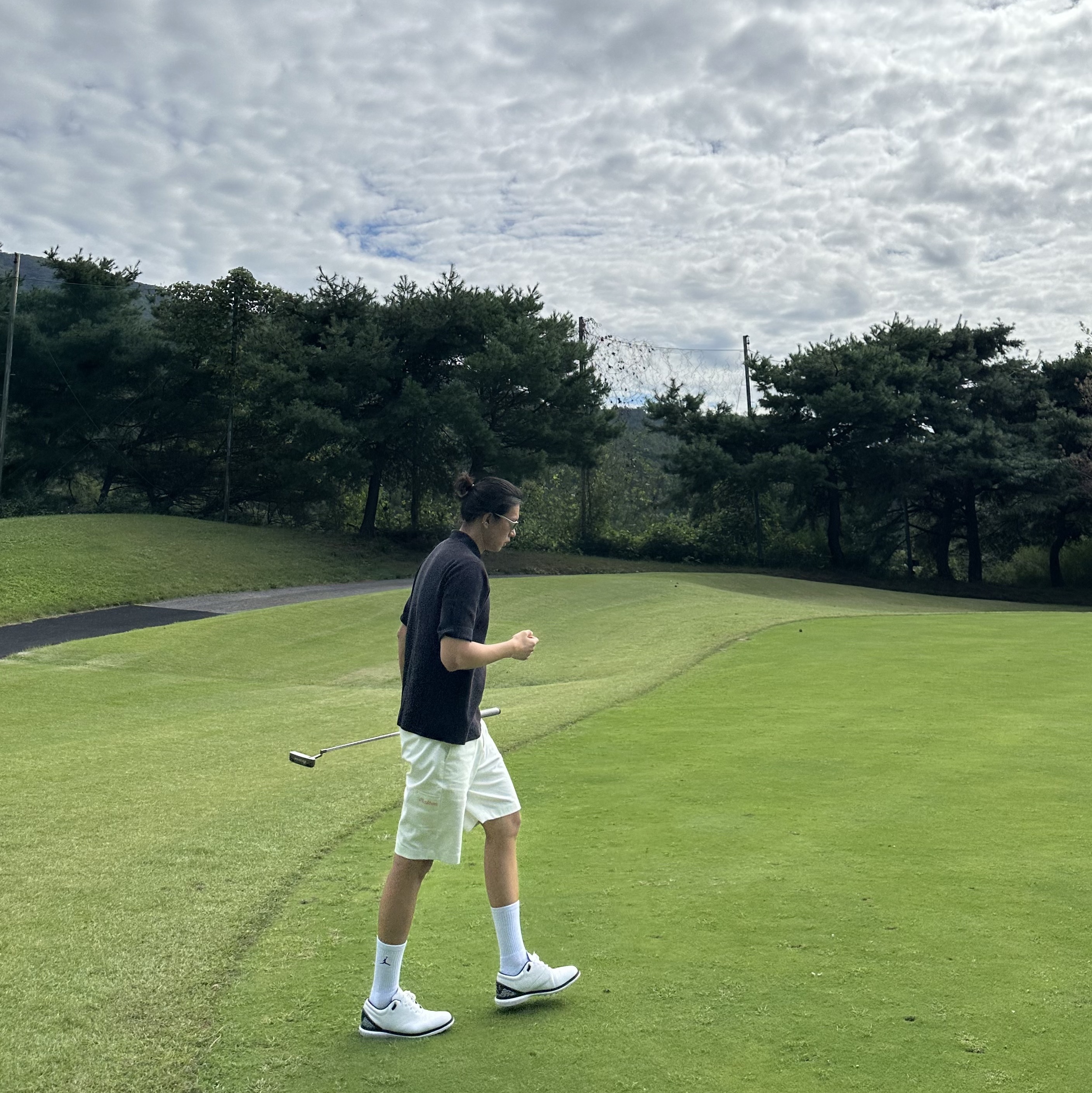 Jordan ADG 4 Golf White Black, Malbon Golf x Budweiser Athletic Shorts White 착용 스타일