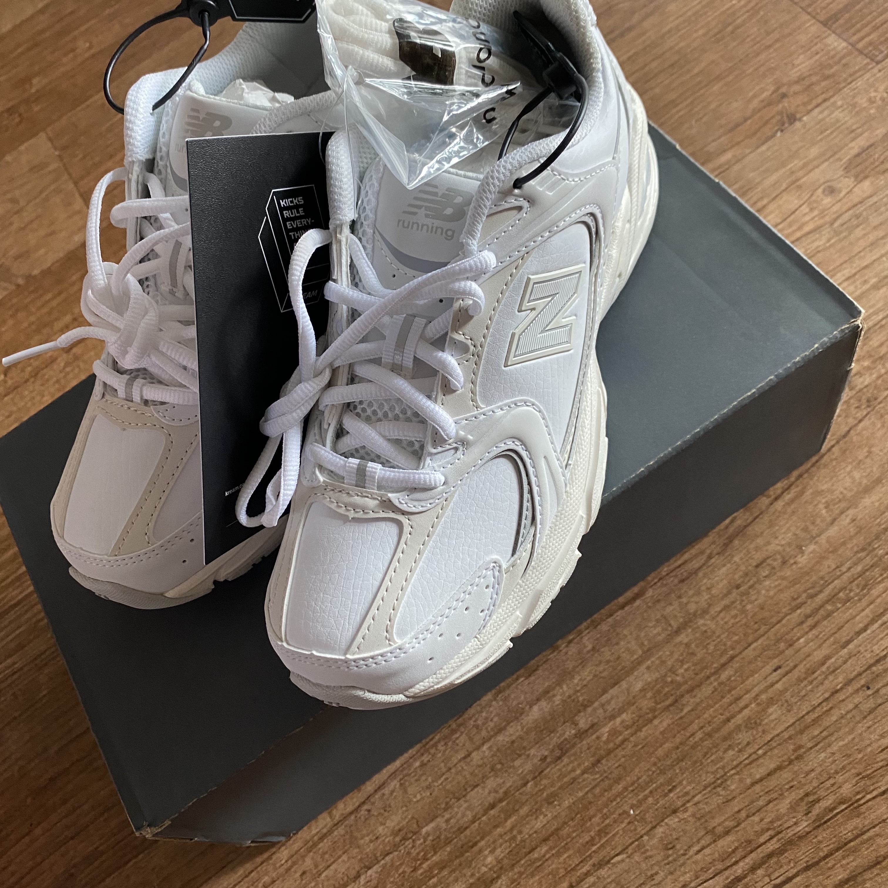 New Balance 530 White Cream 착용 스타일