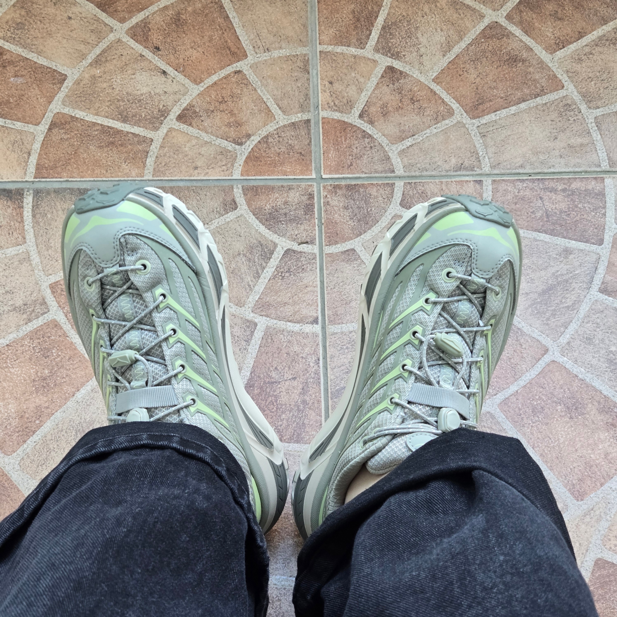 Hoka Mafate Three 2 Barely Seed Green 착용 스타일 - 2