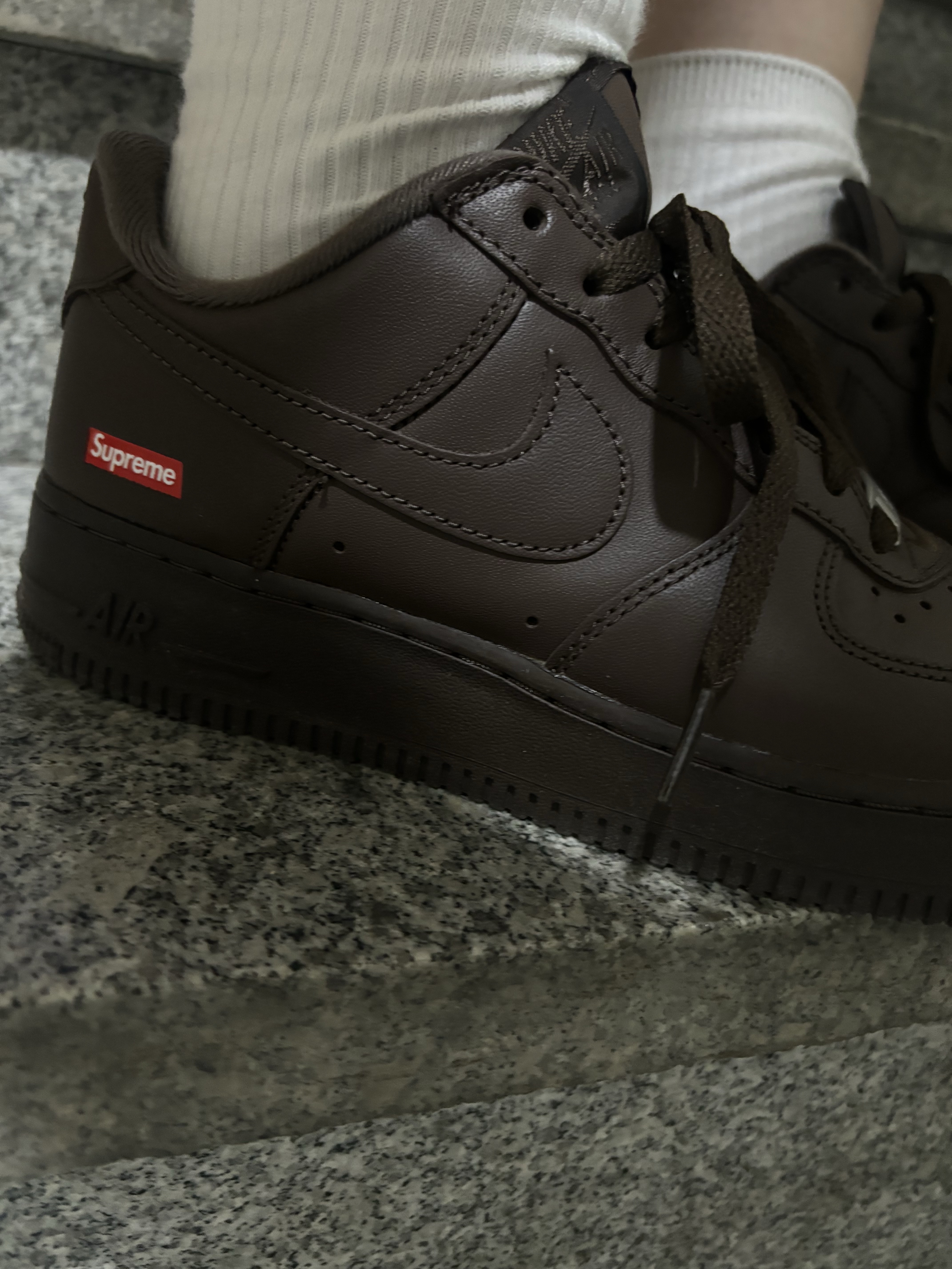 Nike x Supreme Air Force 1 Low Baroque Brown 착용 스타일 - 1