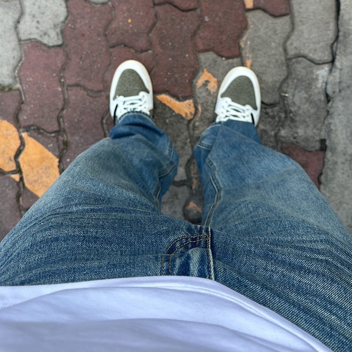 Jordan 1 x Travis Scott Retro Low OG SP Reverse Olive 착용 스타일