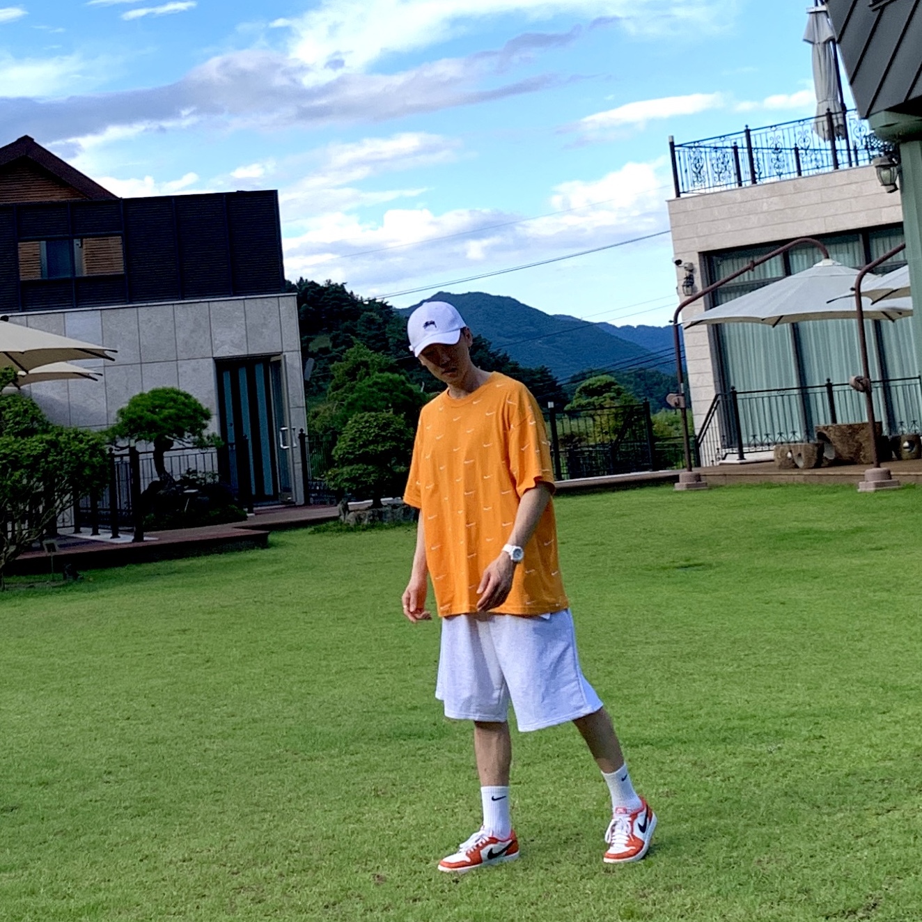 Jordan 1 Low OG Starfish, Nike NRG Swoosh Logo T-Shirt Kumqat 착용 스타일