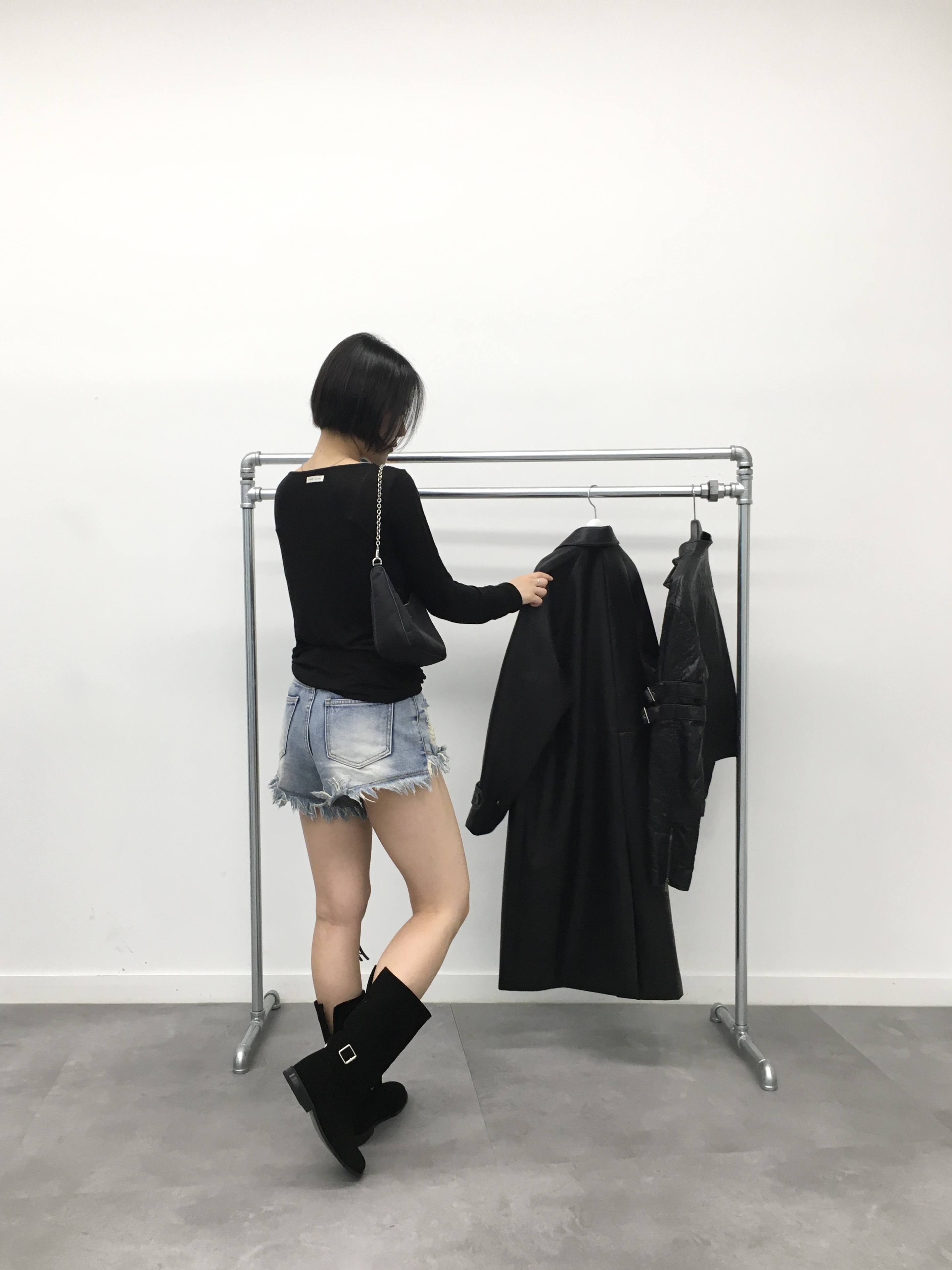 Prada Re-Edition 2005 Re-Nylon Shoulder Bag Black 착용 스타일