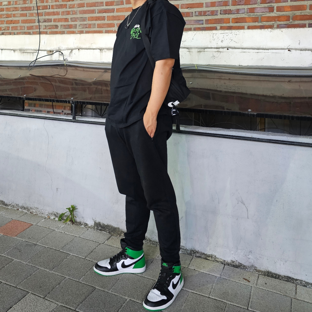 Stussy x Sean Paul T-Shirt Black, Jordan 1 Retro High OG Black and Lucky Green 착용 스타일 - 1