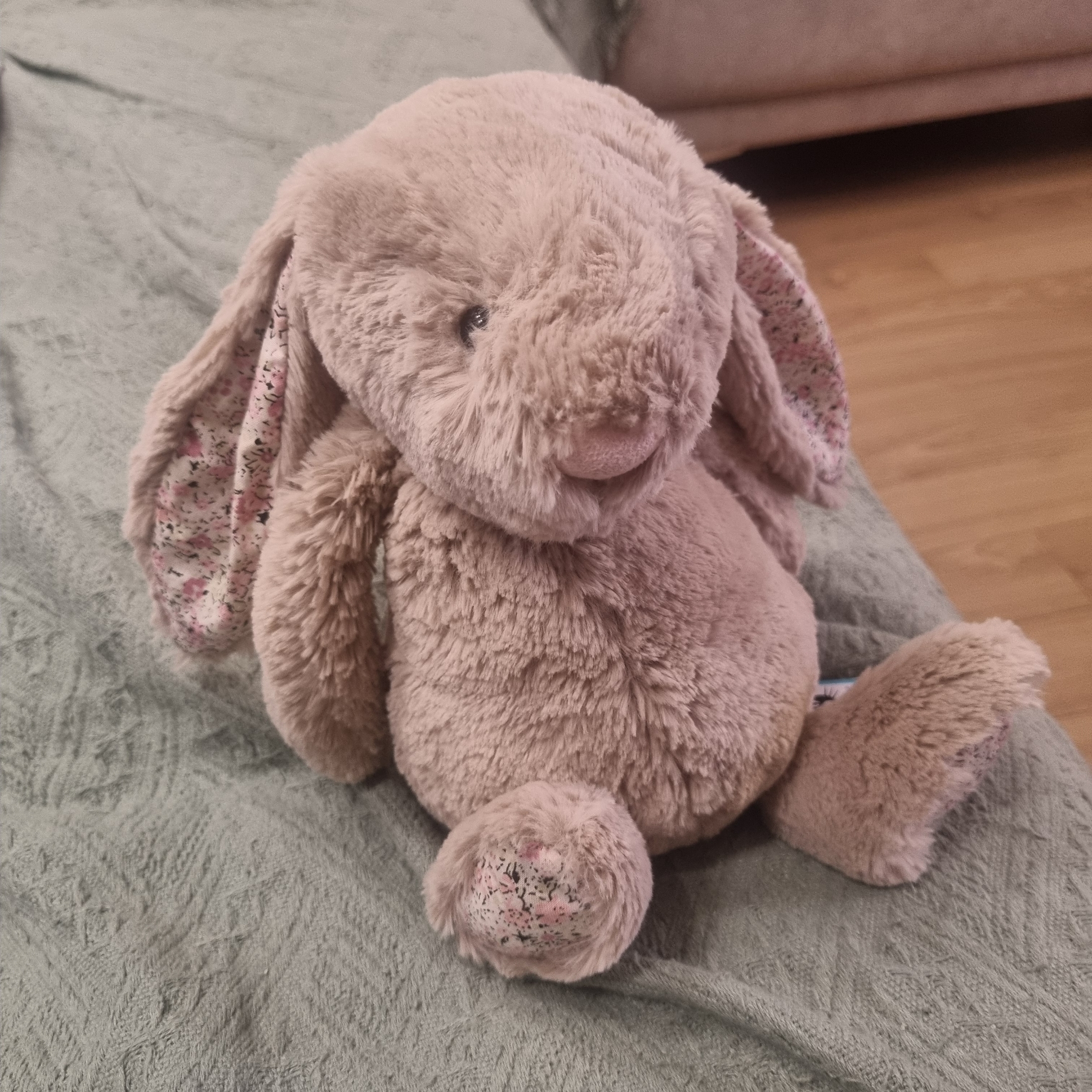 Jellycat Blossom Bunny Large Bea Beige 착용 스타일