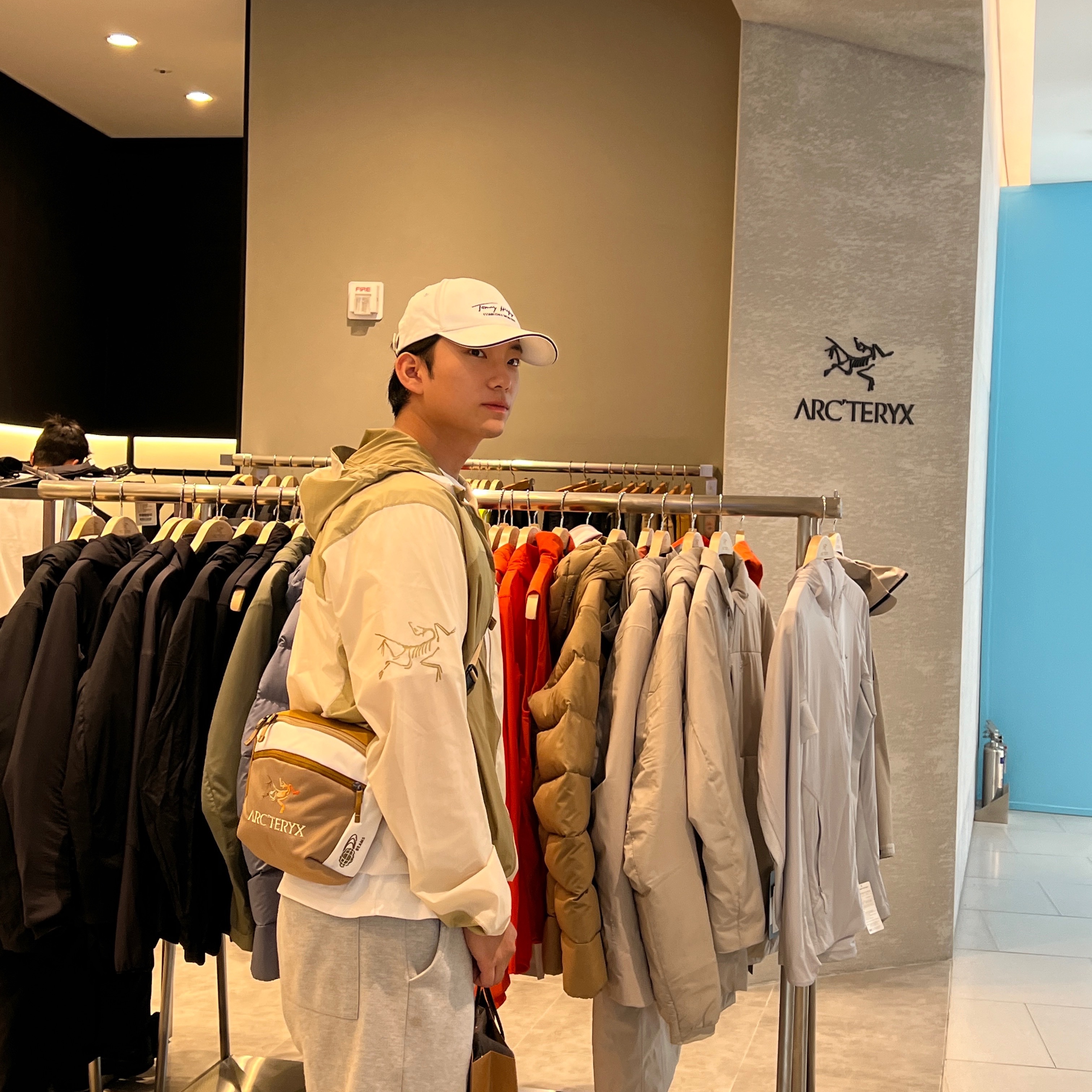 Arc'teryx x Beams Squamish Hoody Nagomi, Arc'teryx x Beams Mantis 2 Waist Pack Nagomi 착용 스타일 - 1