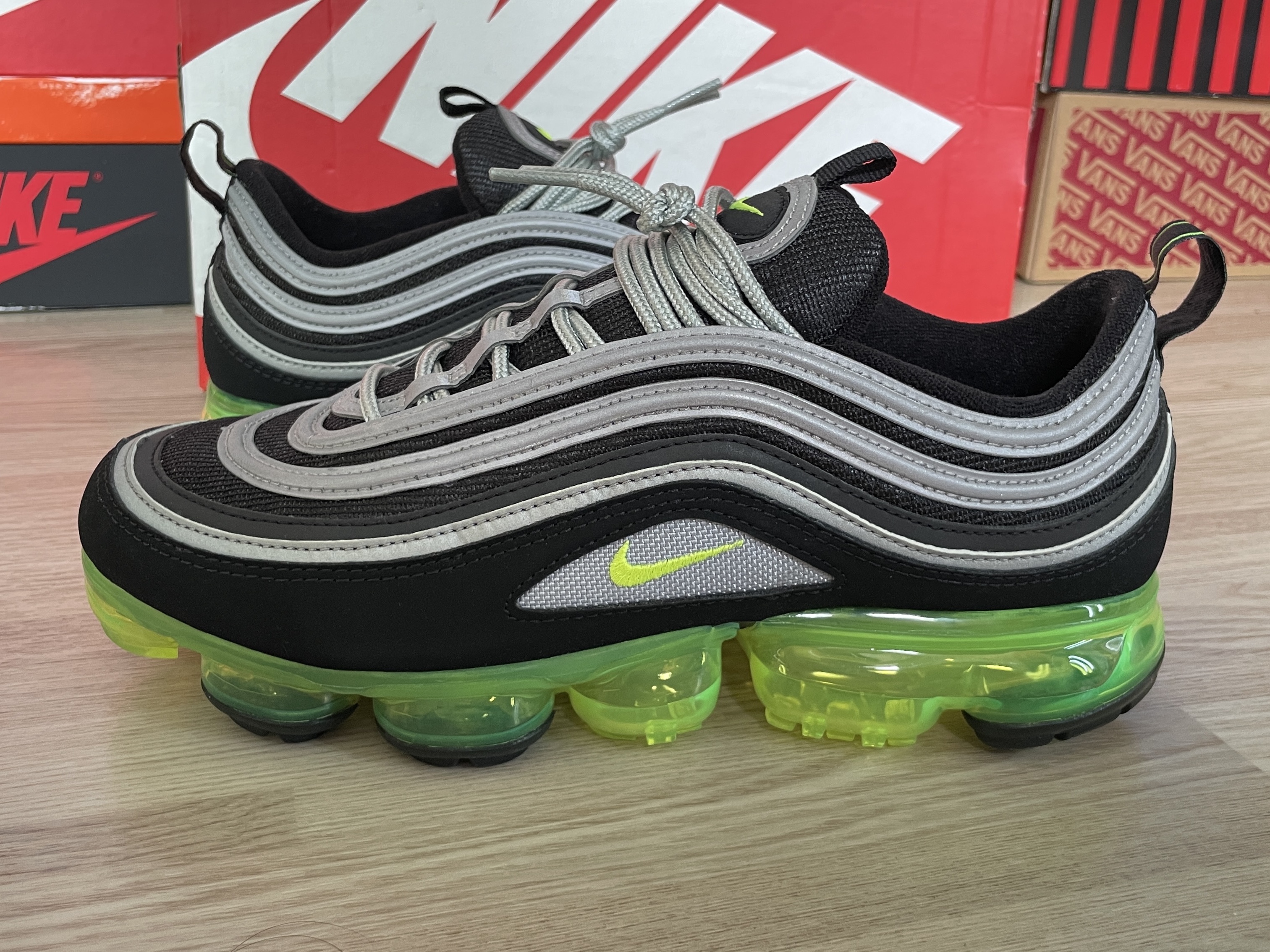 Nike Air VaporMax 97 Black Volt 착용 스타일 - 1