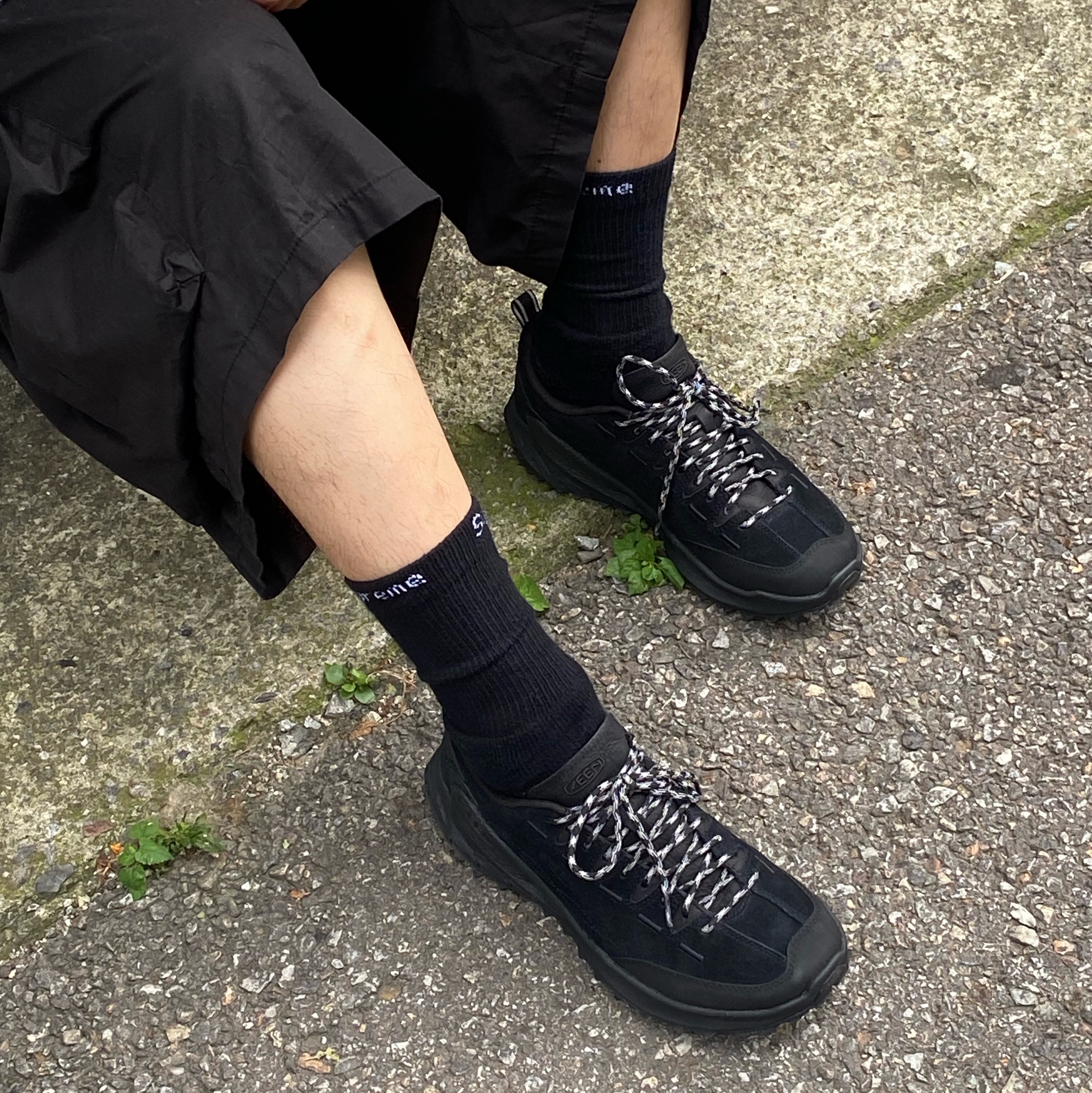 Supreme Hanes Crew Socks Black (4 Pack) 착용 스타일 - 3