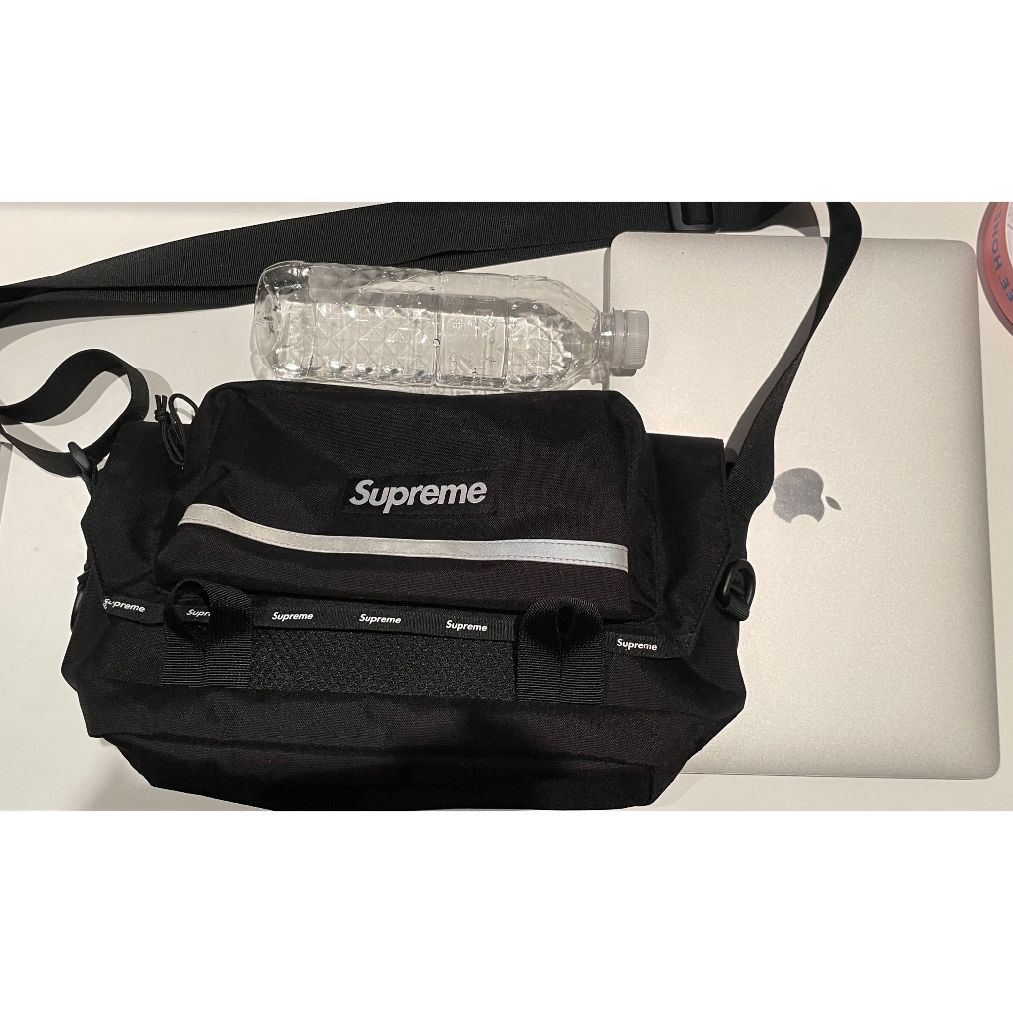 Supreme Messenger Bag Black - 24FW 착용 스타일 - 3
