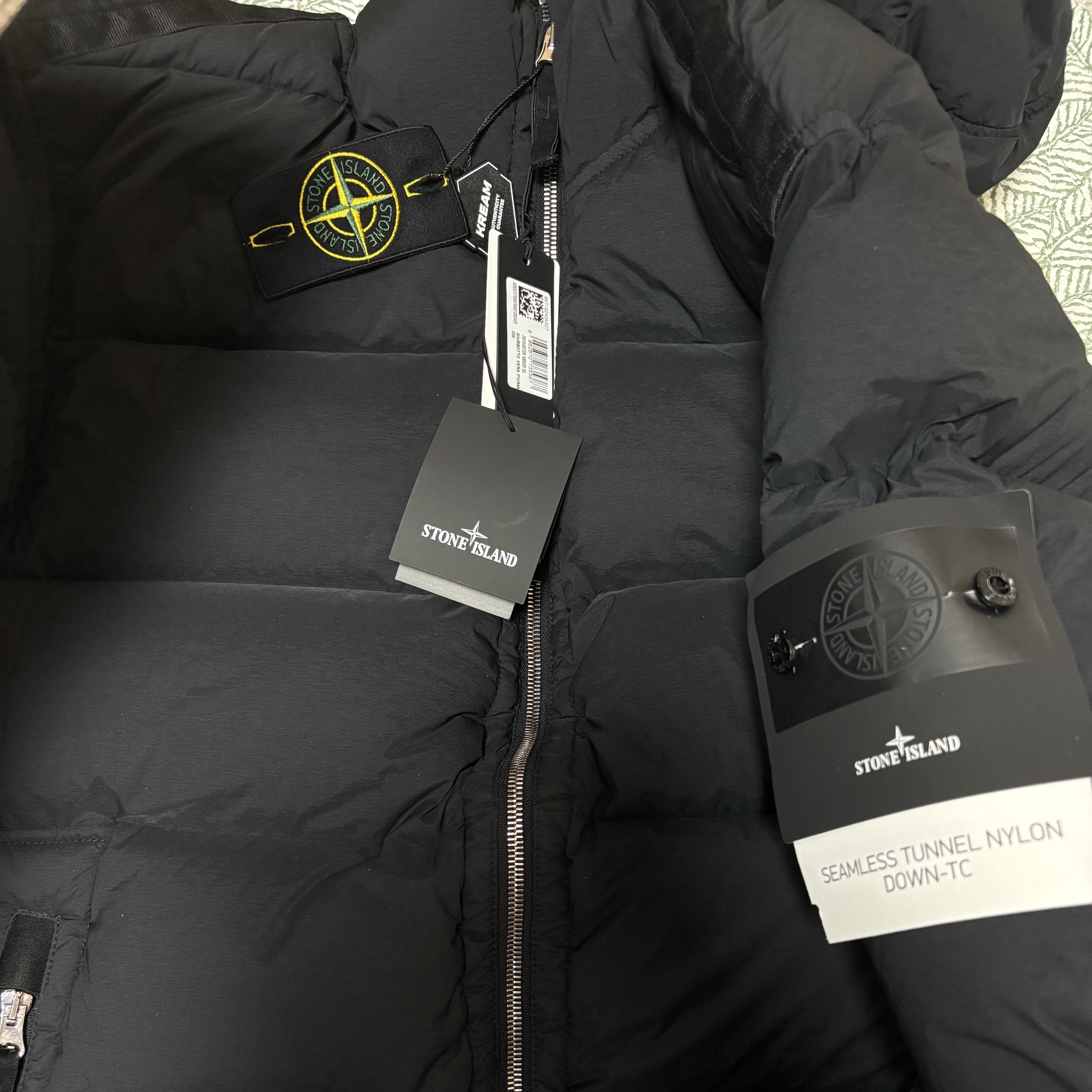 Stone Island 43728 Seamless Tunnel Nylon Down-TC Jacket Black - 23FW 착용 스타일 - 1