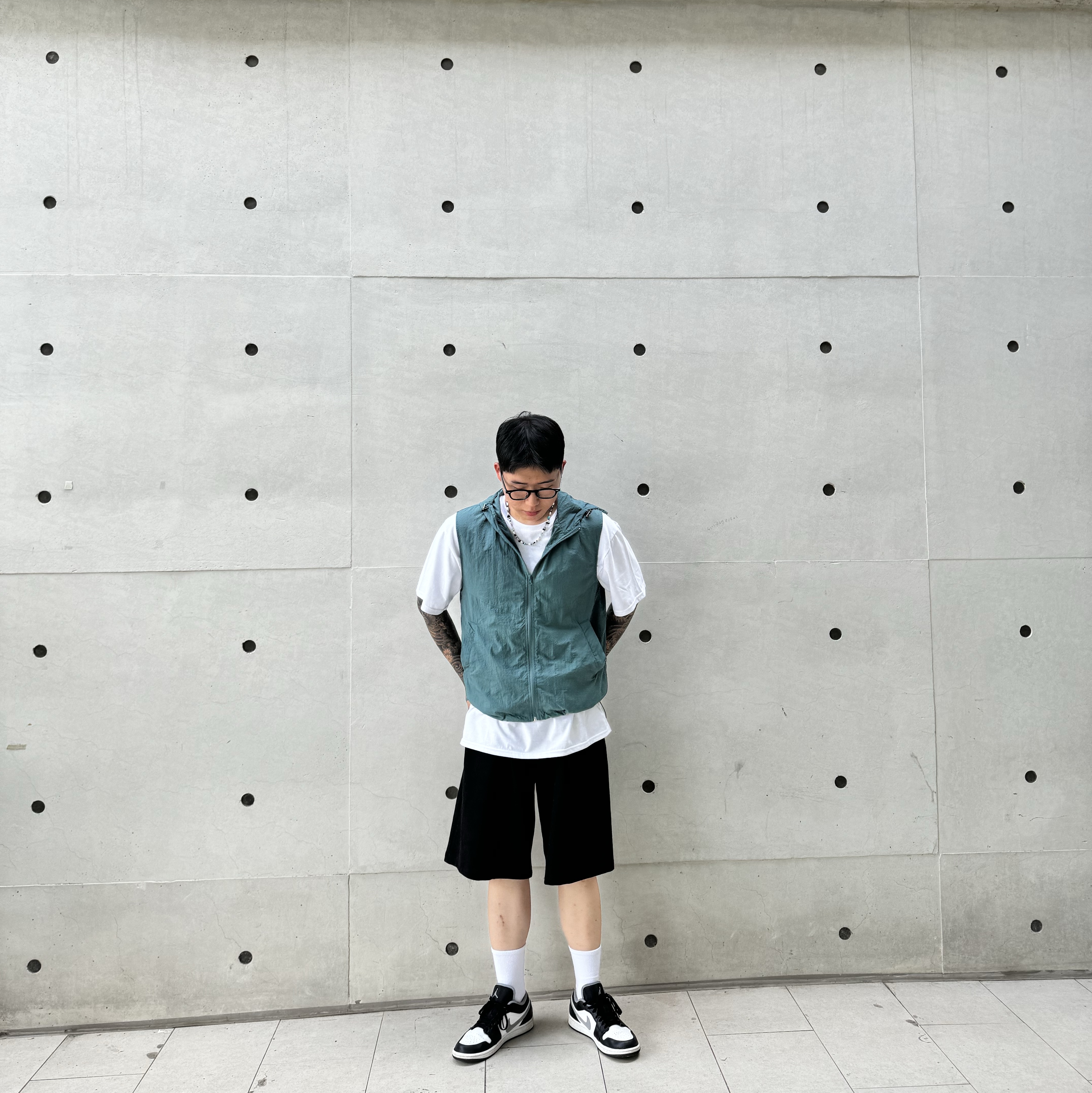 Jordan 1 Low Black Particle Grey 착용 스타일 - 1