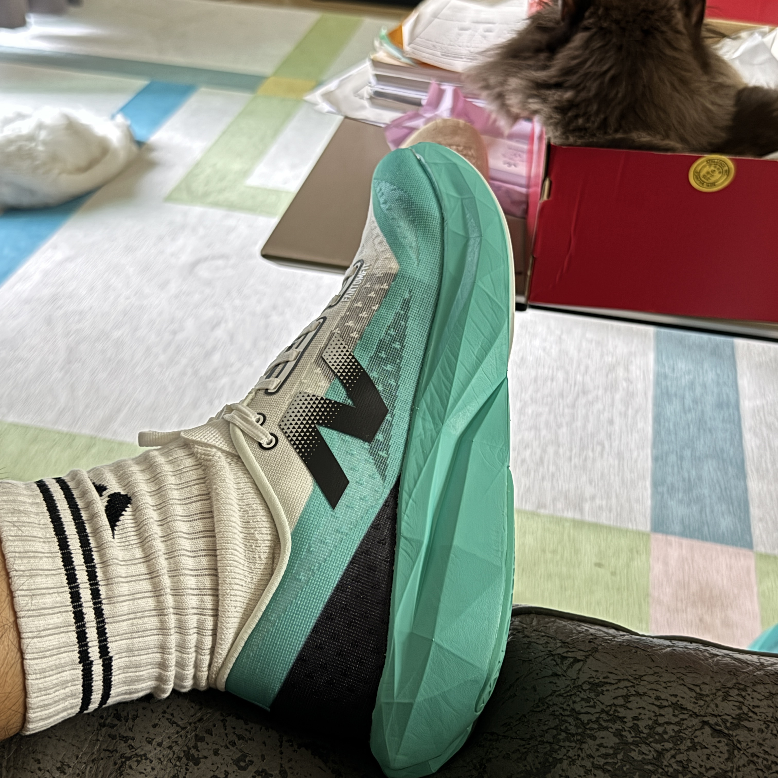New Balance Fuelcell Rebel v4 Cyber Jade White - D Standard 착용 스타일 - 1