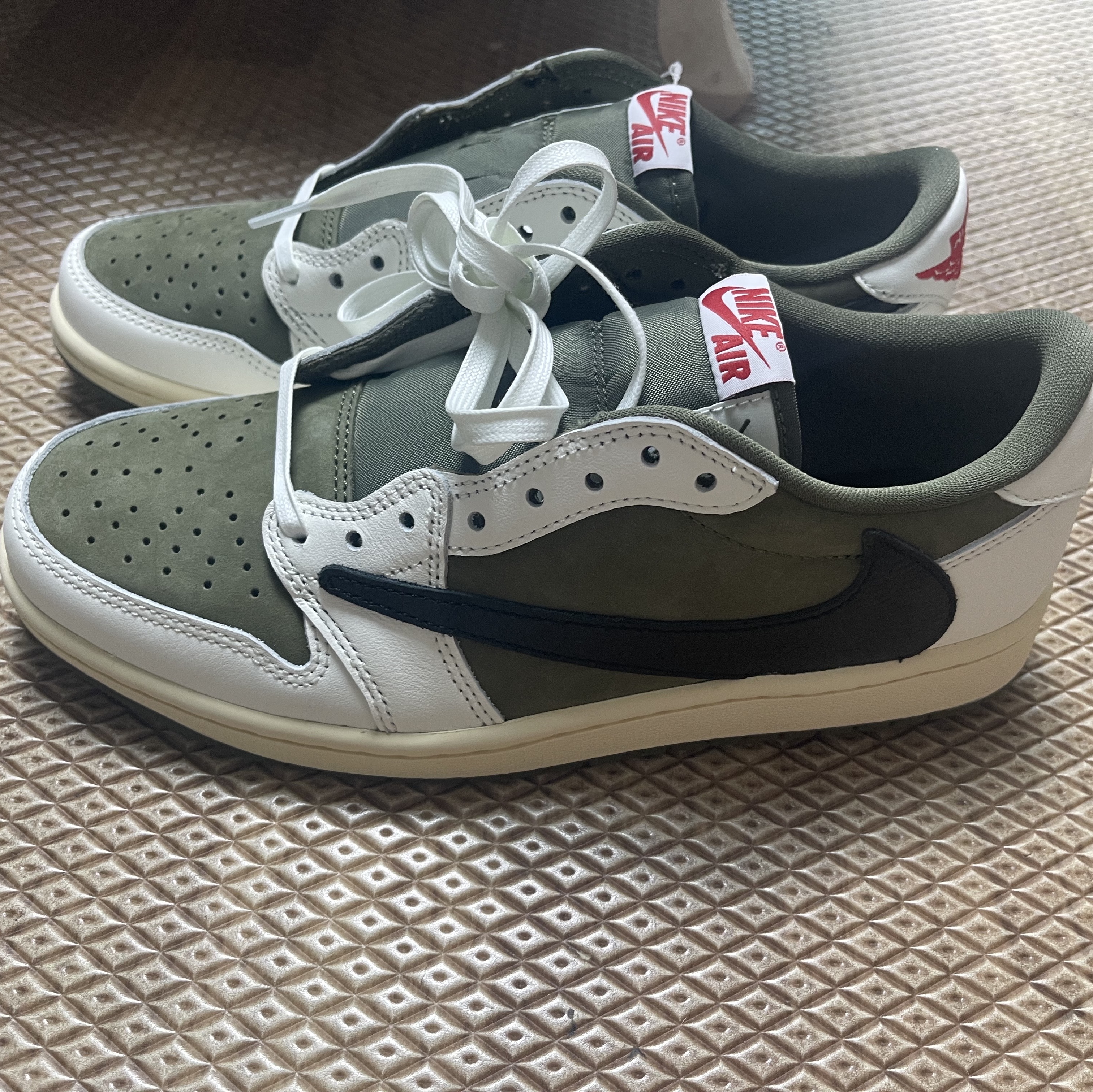 Jordan 1 x Travis Scott Retro Low OG SP Reverse Olive 착용 스타일