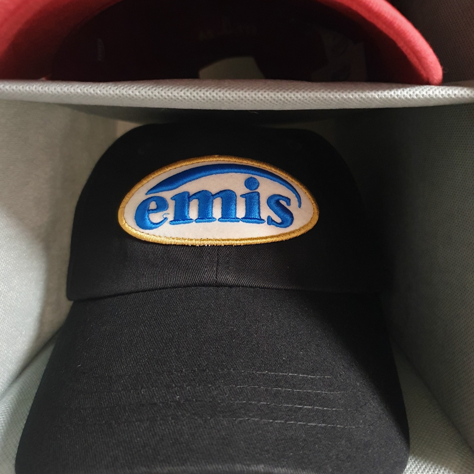 Emis Wappen Ball Cap Black 착용 스타일 - 1