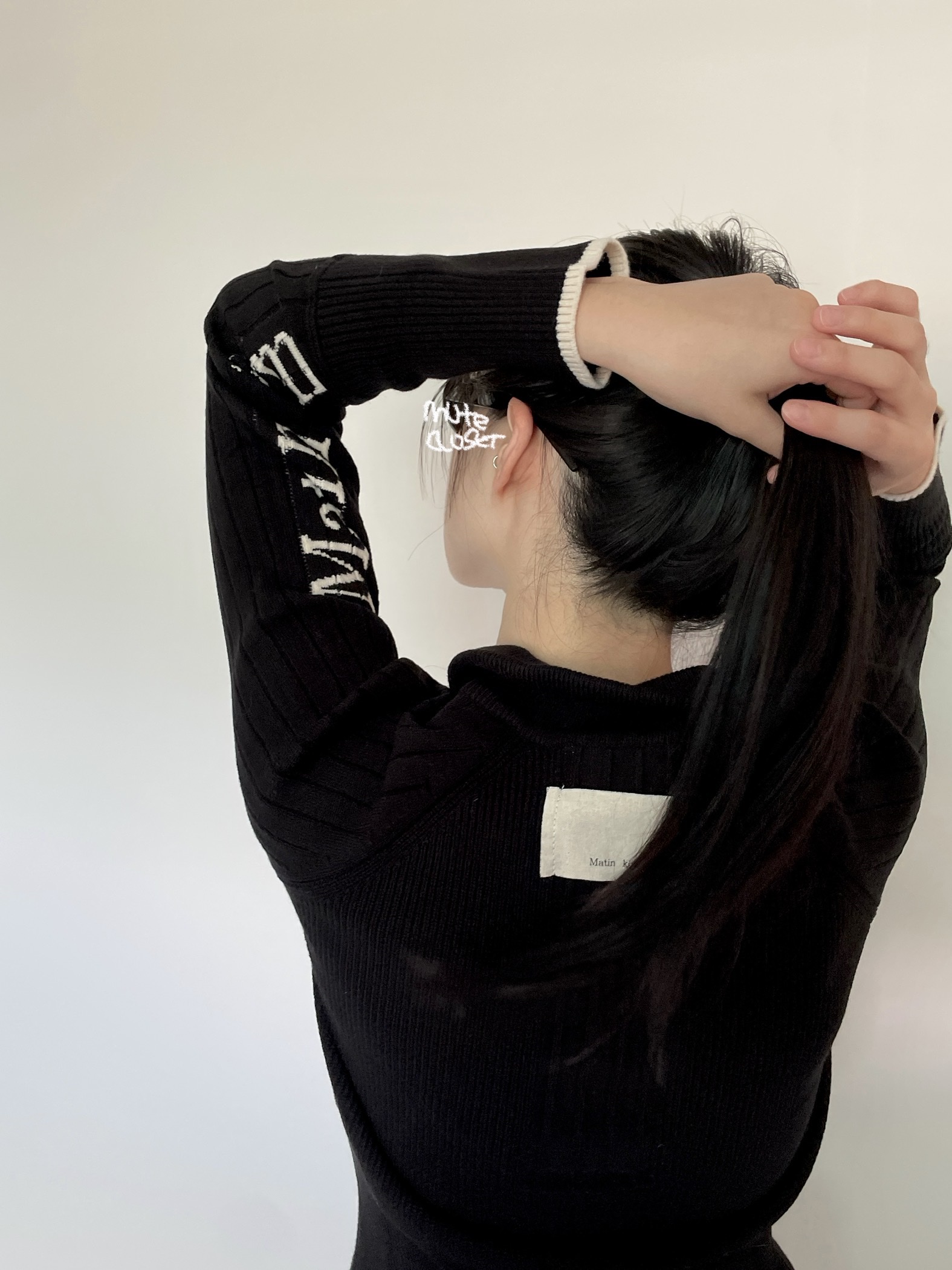 (W) Matin Kim High Neck Sleeve Logo Knit Cardigan Black, Apple AirPods Max Lightning Silver (Korean Ver.) 착용 스타일 - 2