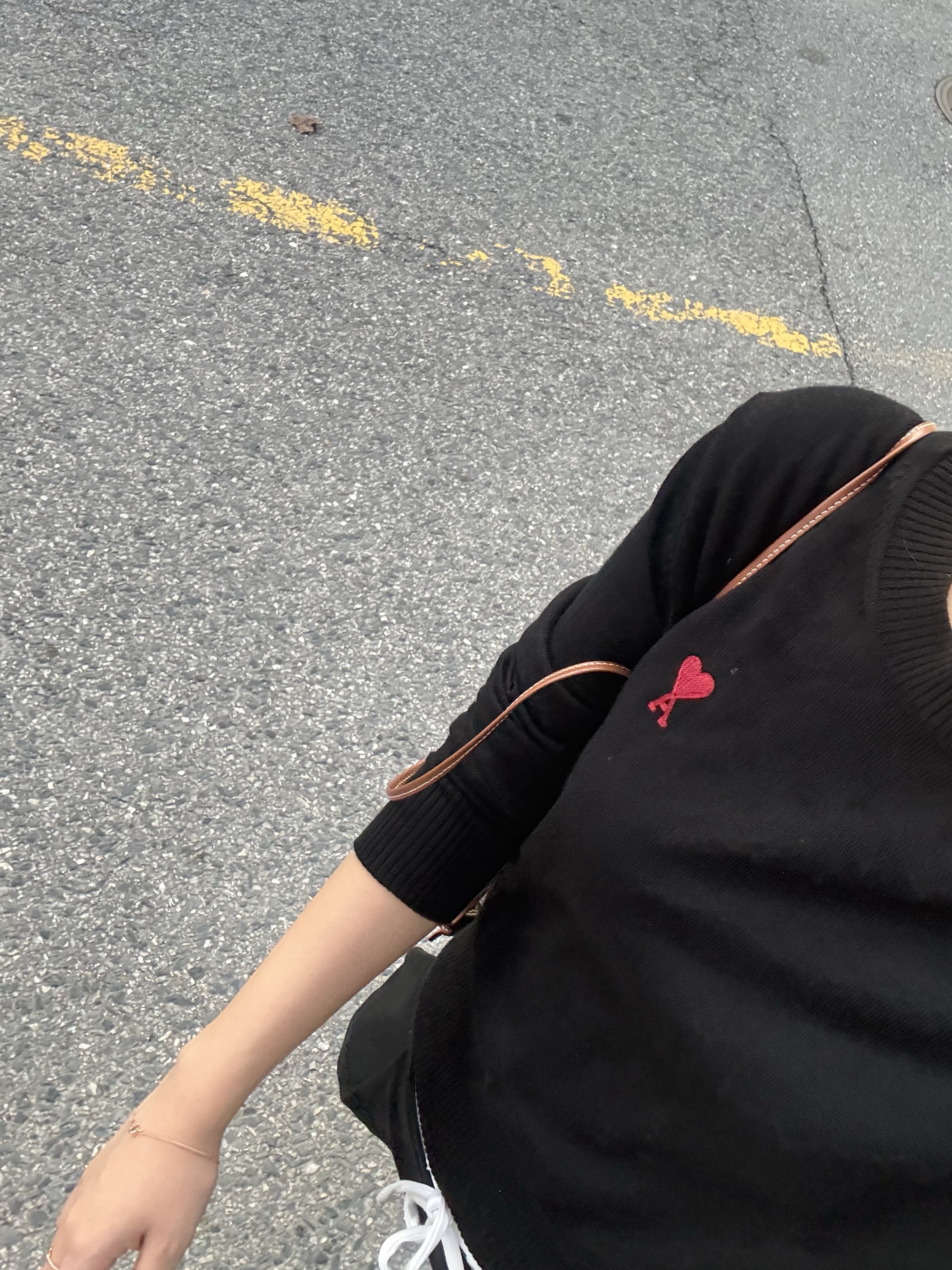 (W) AMI De Coeur Sweater Black Red 착용 스타일