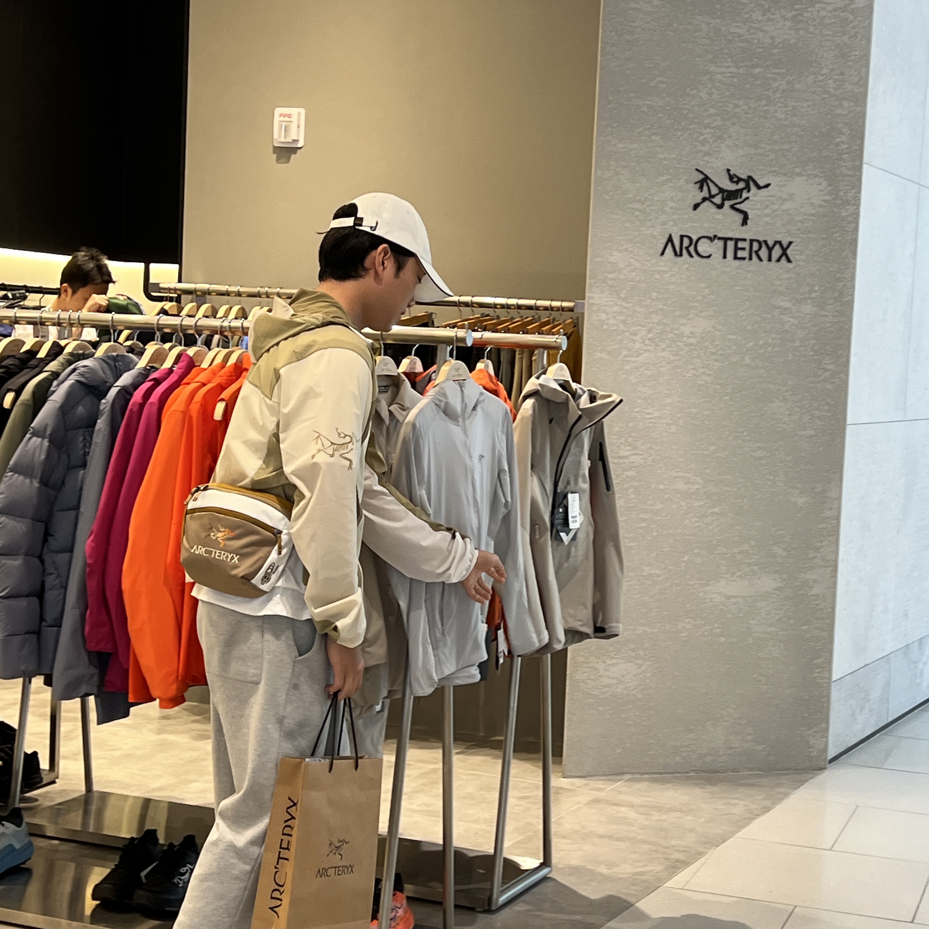 Arc'teryx x Beams Squamish Hoody Nagomi, Arc'teryx x Beams Mantis 2 Waist Pack Nagomi 착용 스타일 - 2