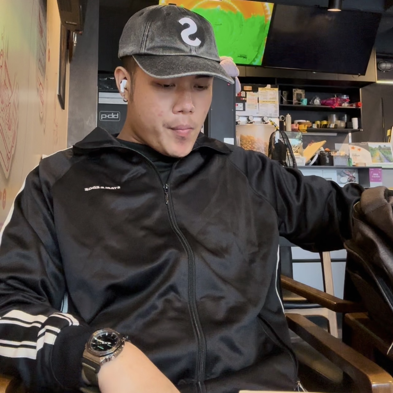 Supreme Pigment S Logo 6-Panel Black - 24FW, Adidas Yeezy Foam RNNR Carbon 착용 스타일 - 2