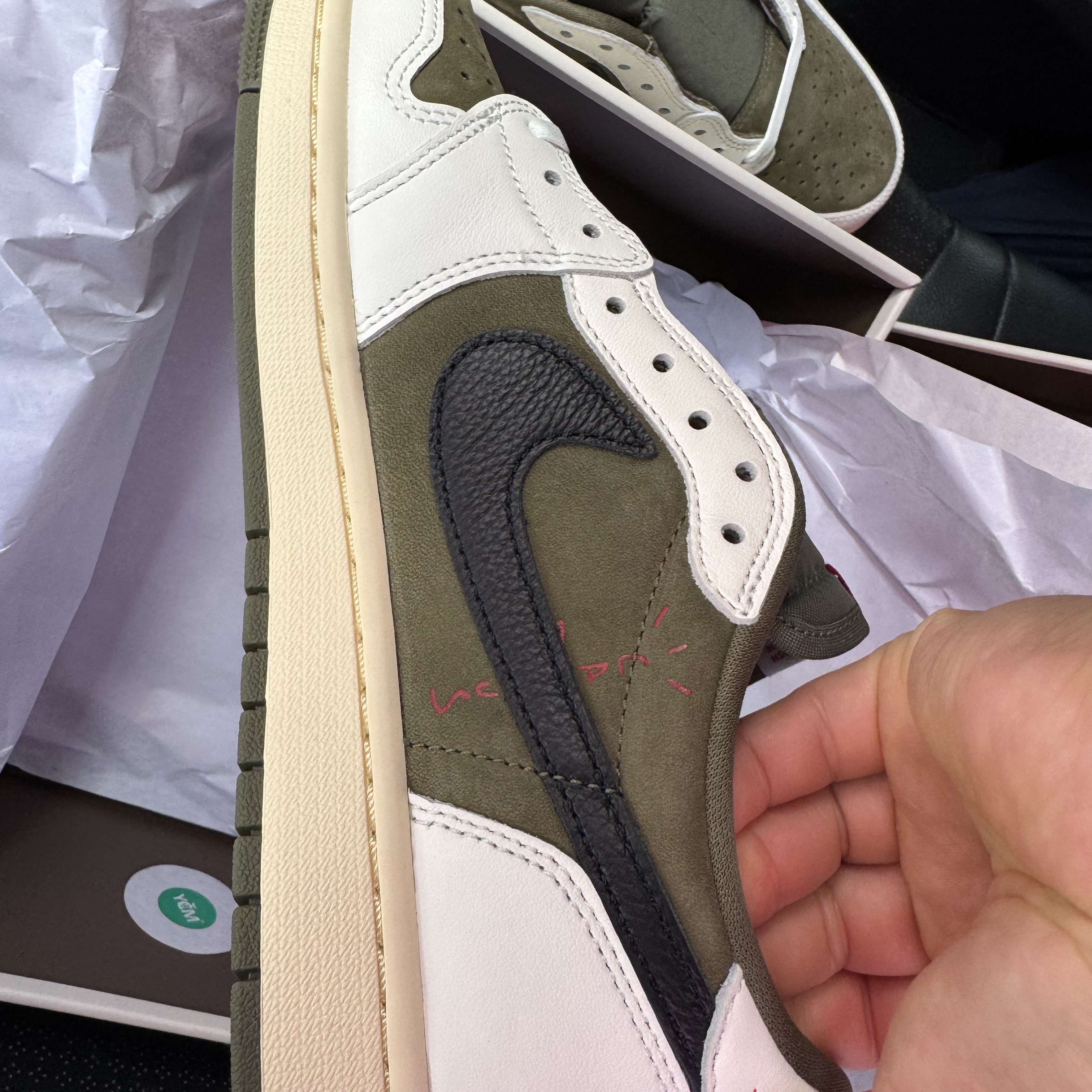 Jordan 1 x Travis Scott Retro Low OG SP Reverse Olive 착용 스타일 - 3