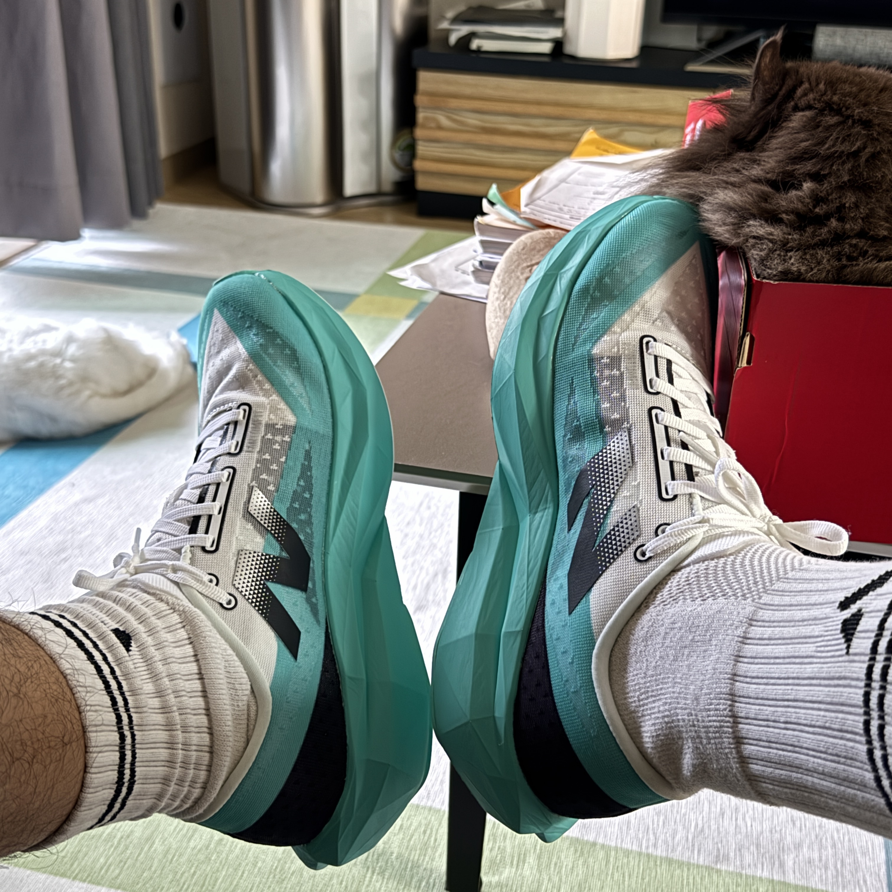 New Balance Fuelcell Rebel v4 Cyber Jade White - D Standard 착용 스타일 - 3