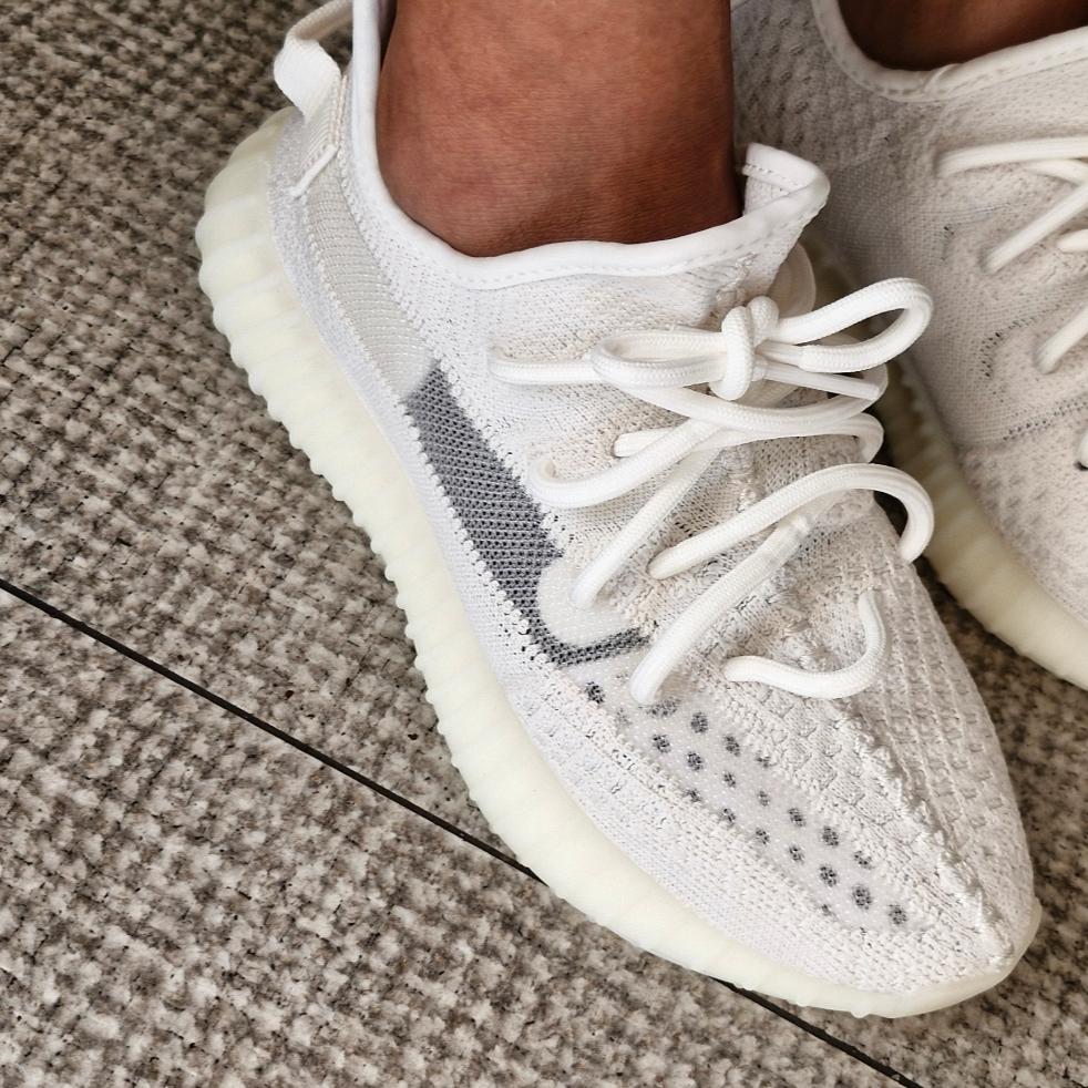 Adidas Yeezy Boost 350 V2 Bone 착용 스타일