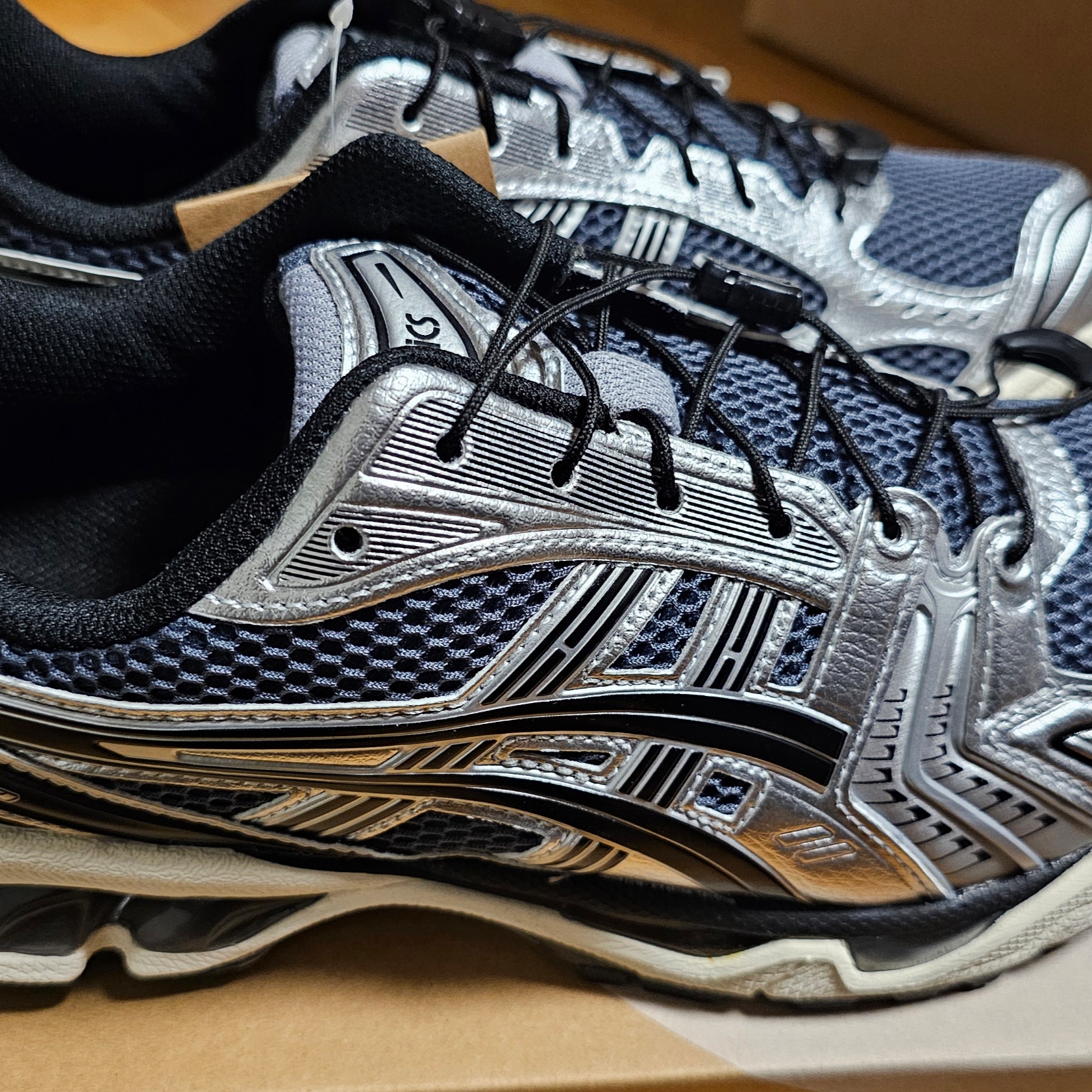Asics Unlimited Gel-Kayano 14 Carrier Grey Black 착용 스타일