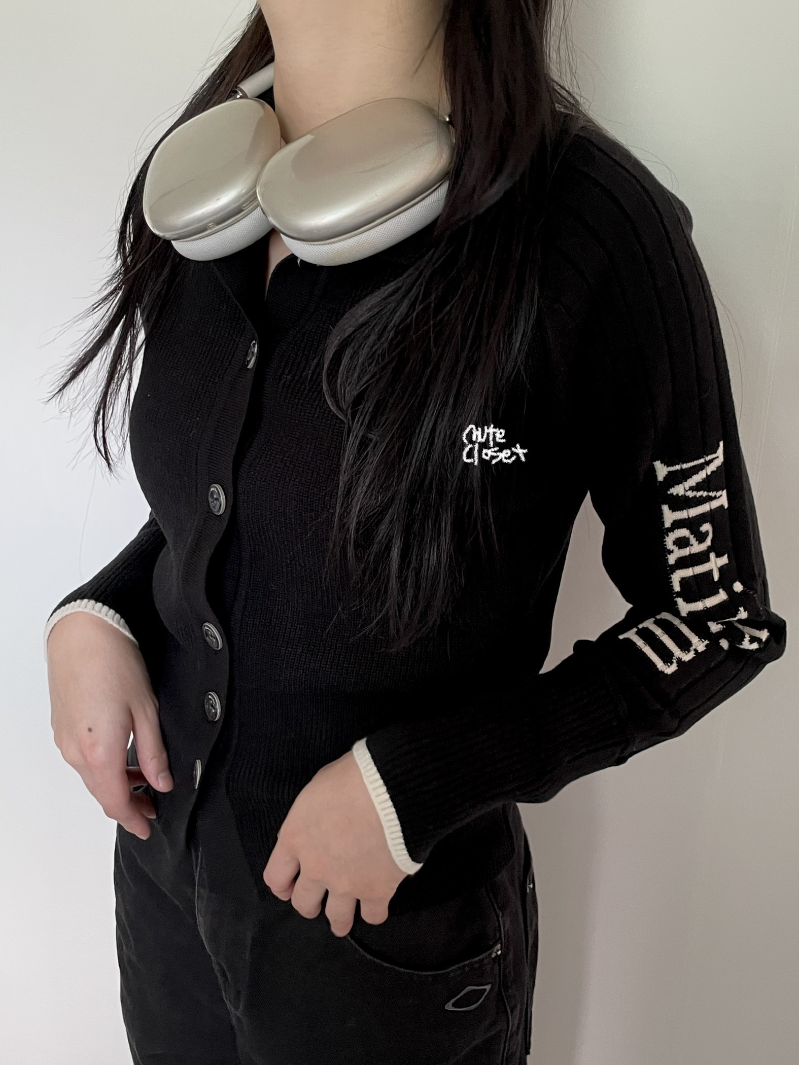 (W) Matin Kim High Neck Sleeve Logo Knit Cardigan Black, Apple AirPods Max Lightning Silver (Korean Ver.) 착용 스타일 - 1