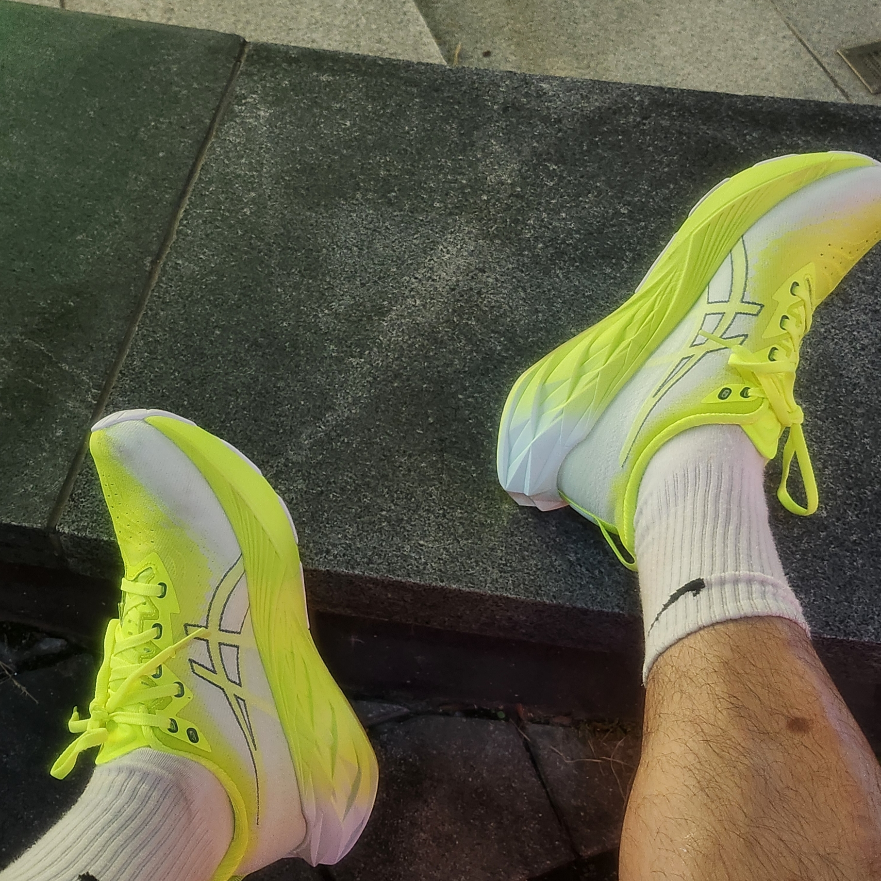Asics Novablast 4 Safety Yellow Cool Grey 착용 스타일