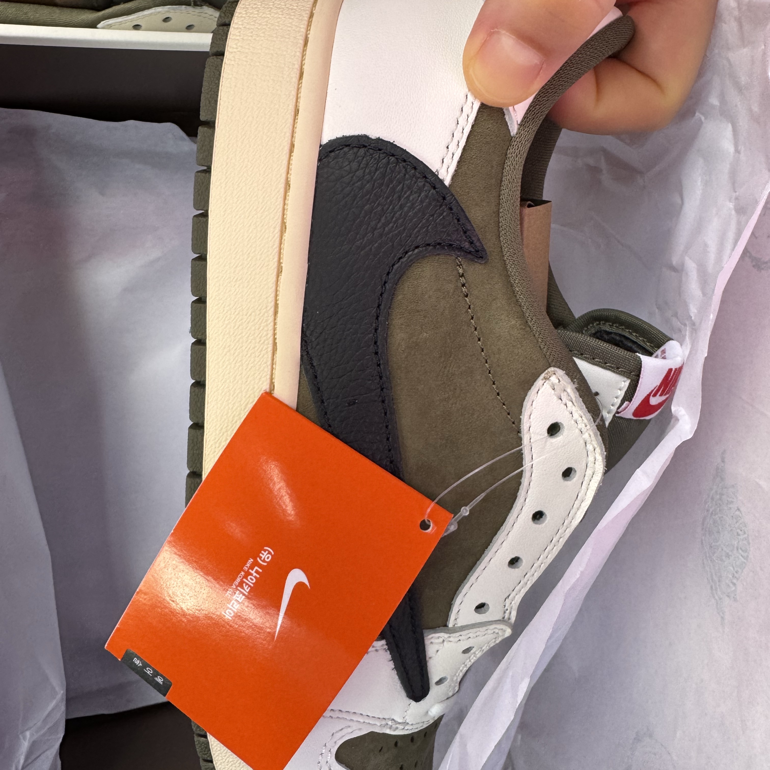 Jordan 1 x Travis Scott Retro Low OG SP Reverse Olive 착용 스타일 - 2