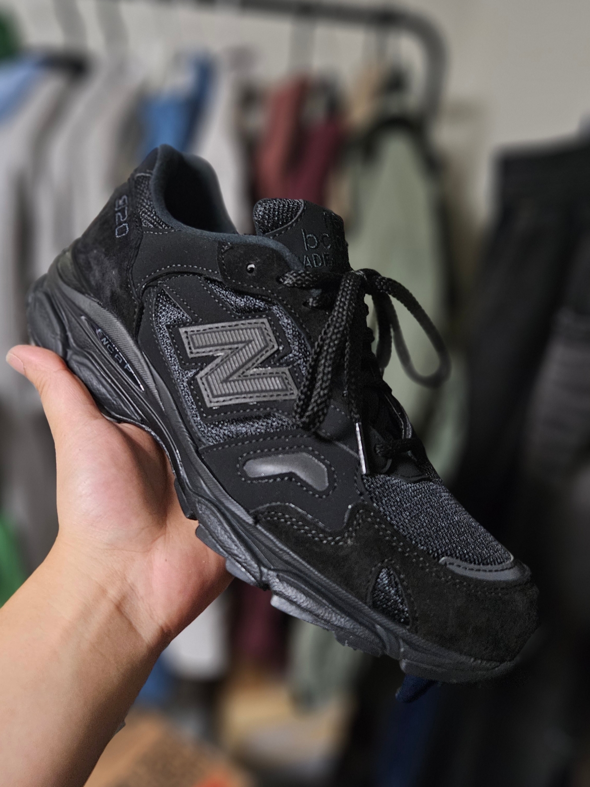 New Balance 920 Made in UK Triple Black 착용 스타일 - 2