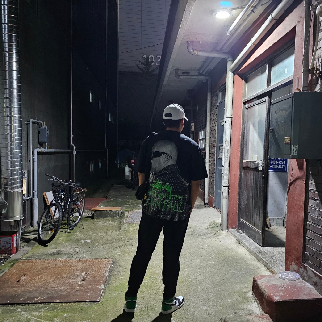Stussy x Sean Paul T-Shirt Black, Jordan 1 Retro High OG Black and Lucky Green 착용 스타일 - 2
