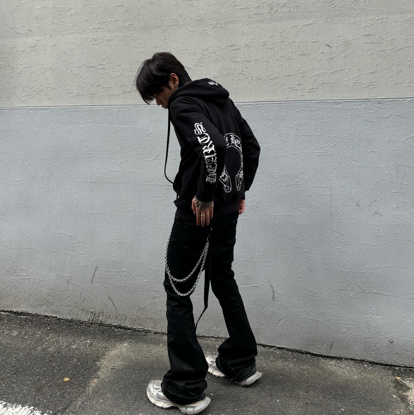 Chrome Hearts Horseshoe Floral Heavyweight Zip-Up Hoodie Black, Balenciaga 3XL Sneakers Light Beige 착용 스타일 - 1