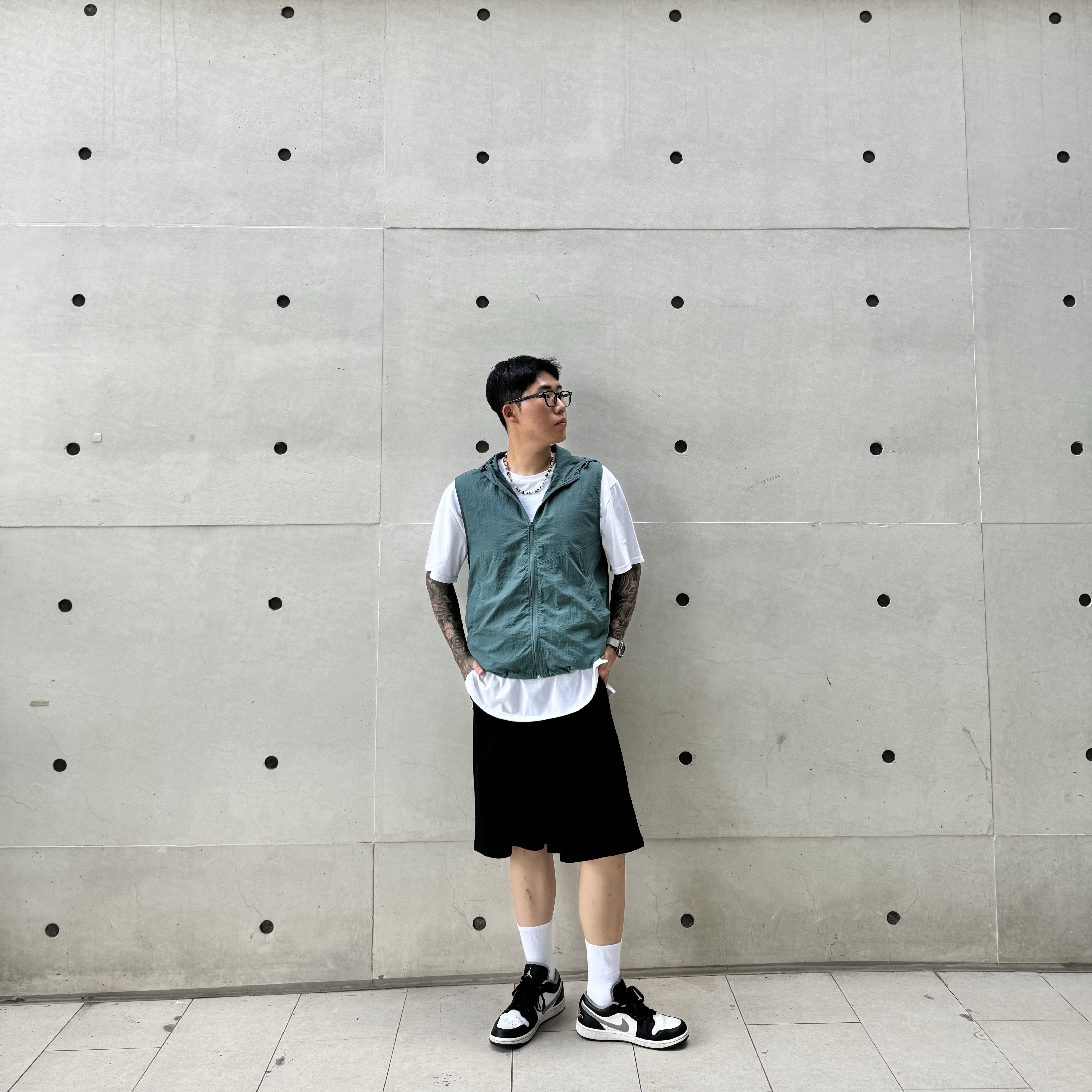 Jordan 1 Low Black Particle Grey 착용 스타일 - 2