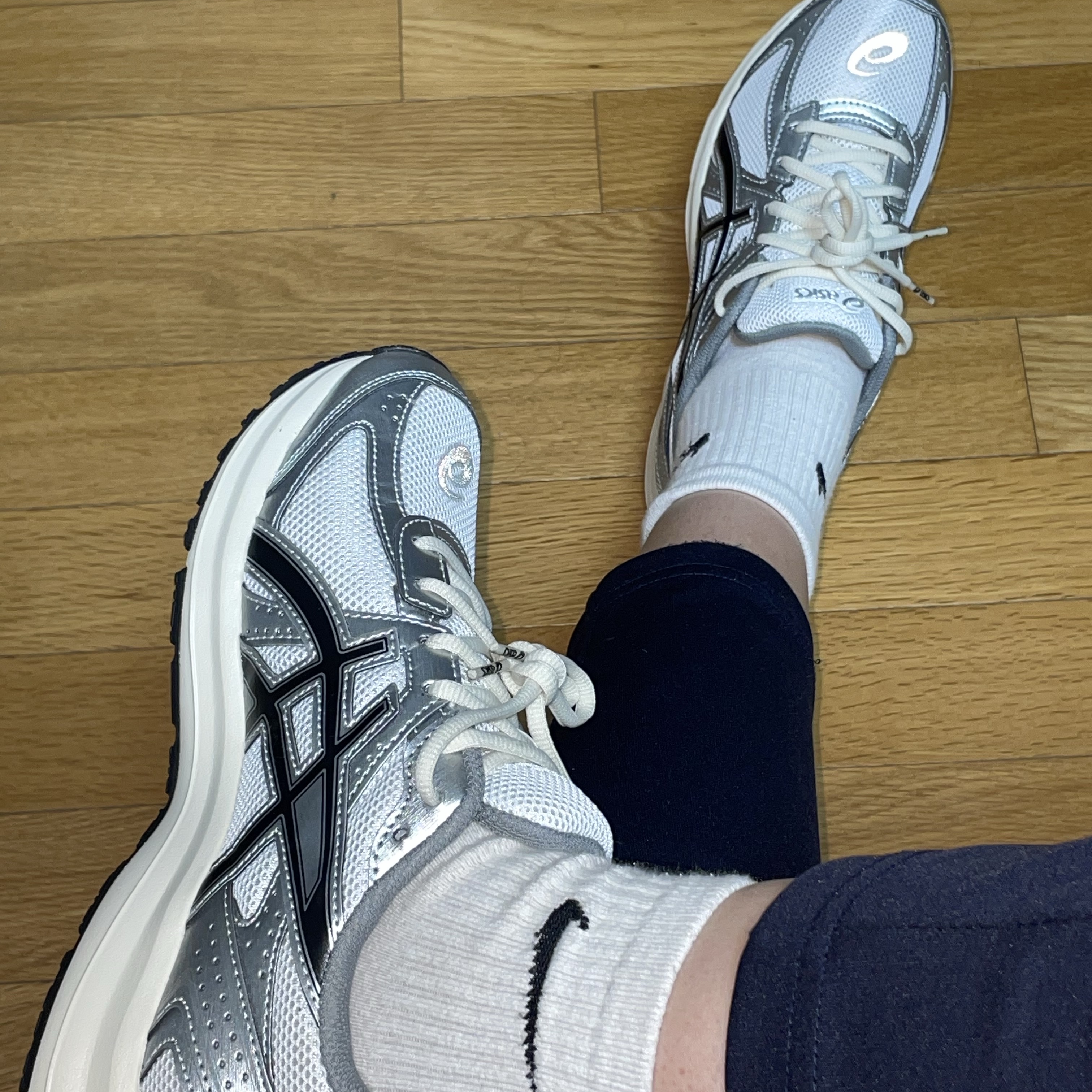 Asics Jog 100 S White Black - 2E Wide 착용 스타일 - 1